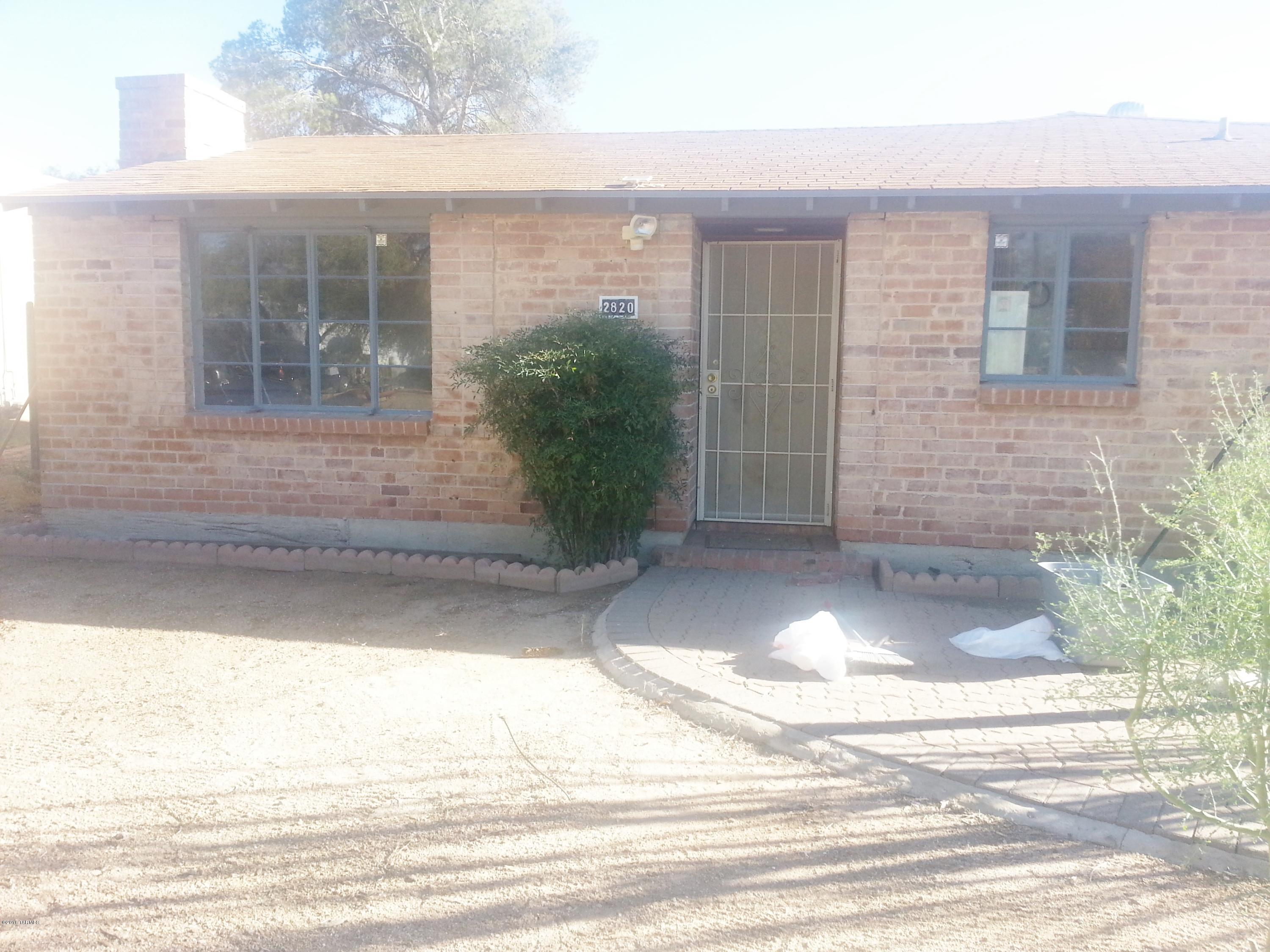 Both the Main house and Guest house are available for rent.
This is the Guest house located in back.
You do share the yard and laundry facilities
1 bedroom, 1 bath, living room, kitchen with gas stove and refrigerator.

DO NOT DISTURB TENANT IN MAIN HOUSE