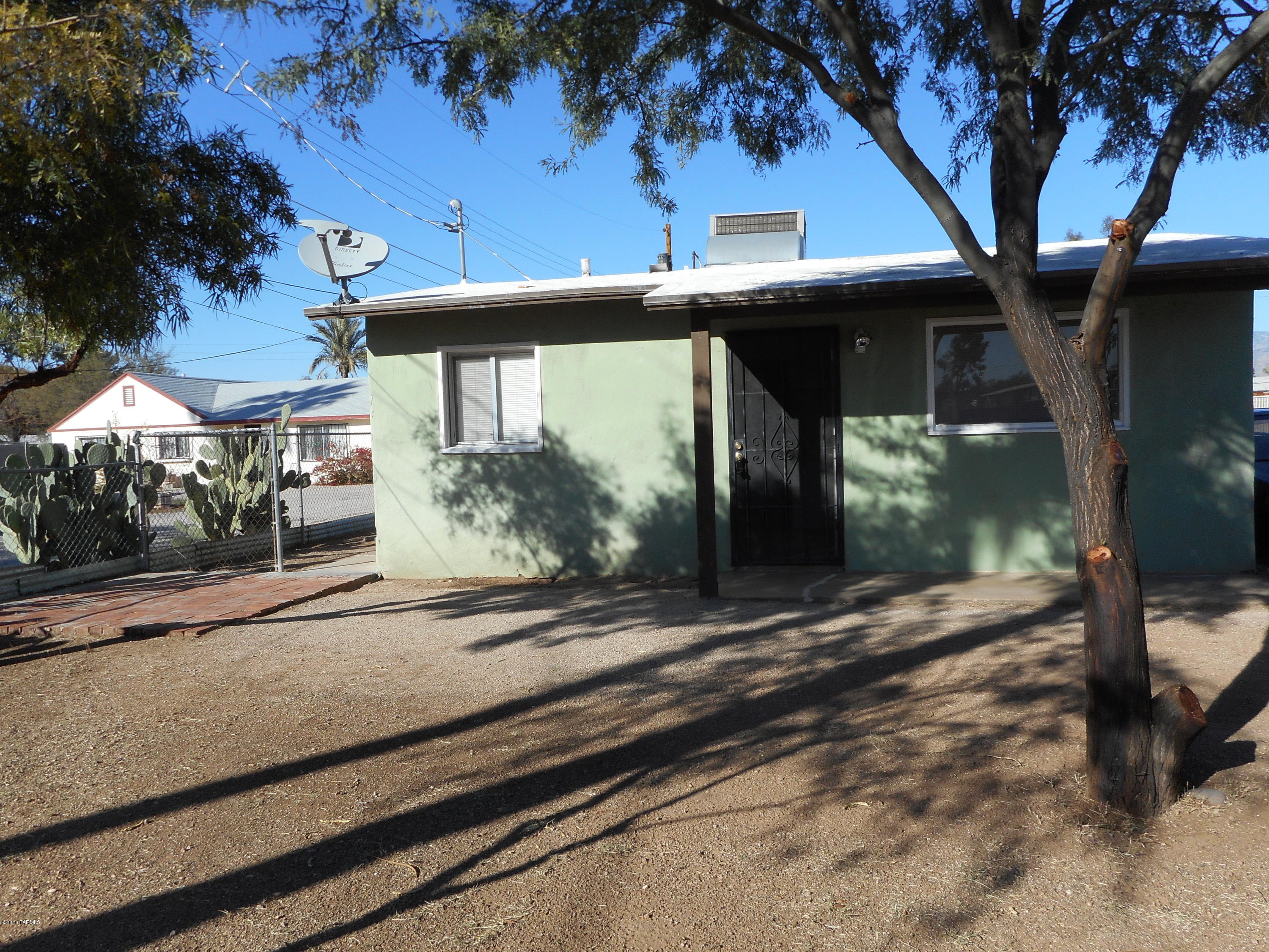 Simply charming & cozy one-bedroom is the perfect starter-home and on a HUGE lot that offers potential galore! Nice ceramic tile thru-out, AC, WD HU's on back patio, newer oak kitchen cabinets, nice range & refrigerator. Spacious bedroom has walk-in closet and ceiling fans in LR & Bdrm. Entire property is fenced; wrought iron privacy gate at entrance and plenty of parking! The .18 acre-lot is perfect for adding a garage, workshop, artist's studio, gardens or even a pool and spa! You must see this property to realize the potential and the many possibilities available here! Priced To Sell and the Seller is Motivated!