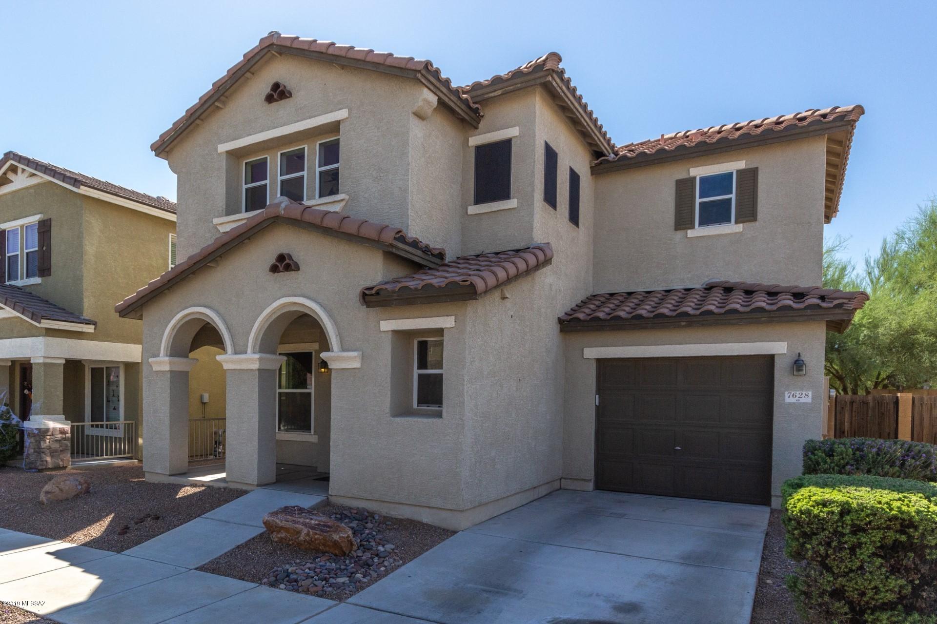 Beautiful 3 bedroom 3 bathroom home in highly sought after Eastside neighborhood of Pantano Overlook. Open floorplan, Huge Master! spacious family room and kitchen.  What are you waiting for. Come make this home yours.  Interest rates are low so stop renting and start owning!