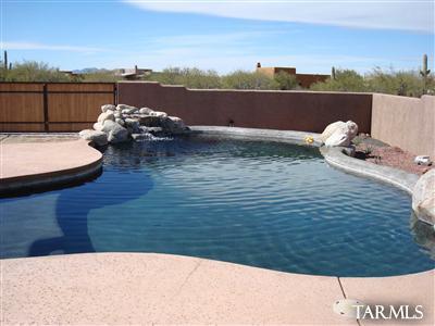 Beautiful Sante Fe style 4bdr/3ba home in the Southwest on .83 acre only 20 min to Downtown/30 min to DM, Pebble
tech/saltwater pool w/waterfall, tile and bamboo flooring, 3 car garage, mountain views from every window, Master bath has walk-in
shower w/dual shower heads, Granite countertops, Hickory cabinets, built-in entertainment center, wired for surround sound and 10
min to Ryan Airfield. TEP guarantee and Barrel rainwater collectors.