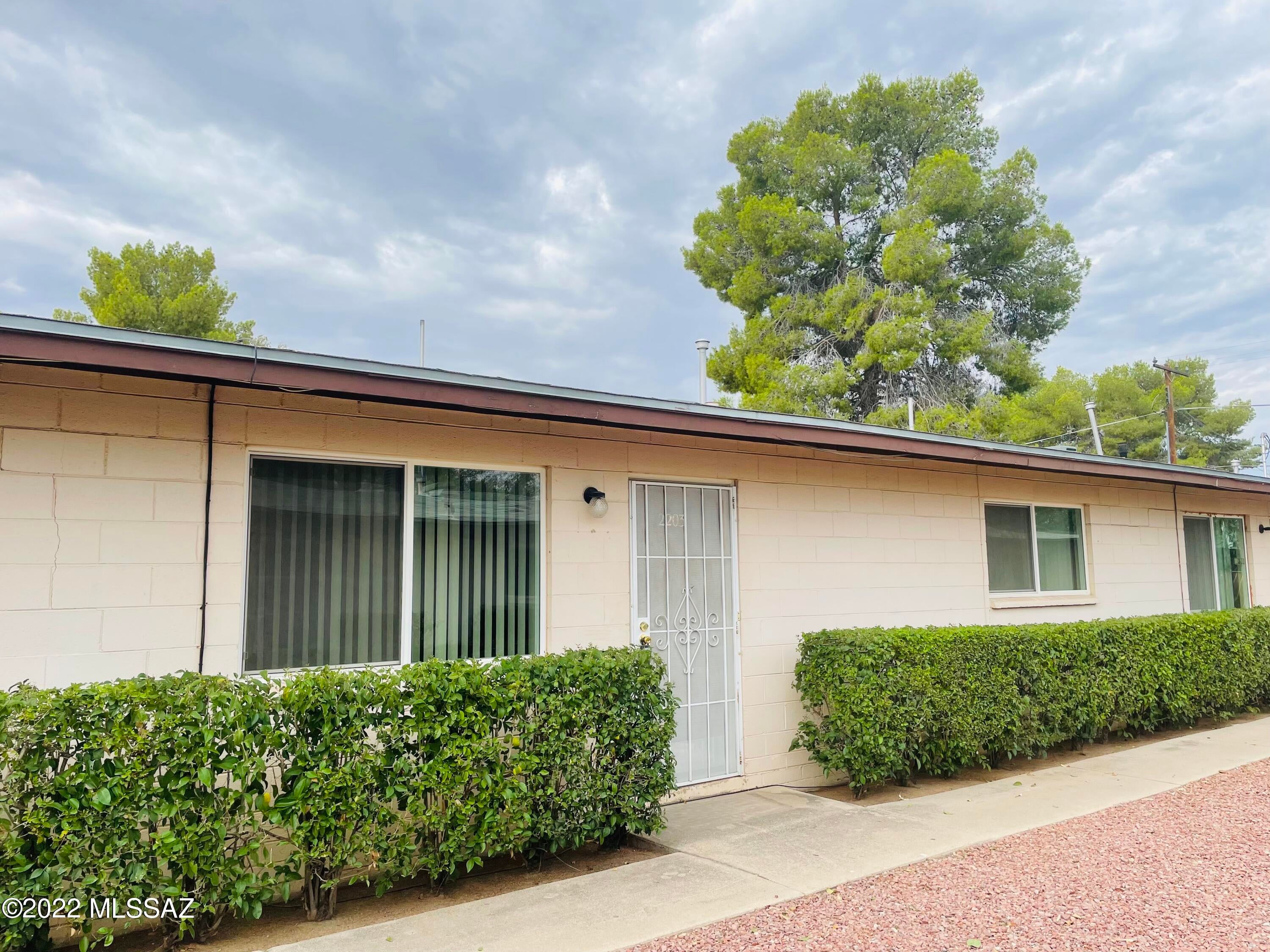 Ultra Spacious All Tile Midtown 2 Bed Townhome~W/D Hk UPS~Yard~AC~
Charming Community of Only 6 Townhomes. Tiled Throughout. Open Floor Plan. Fenced Yard. Two Large Bedrooms. AC.
$85 per month Includes Water, Sewer, Trash.

Apply online at www.flraz.com

Equal Housing Opportunity. Fort Lowell Realty & Property Management.