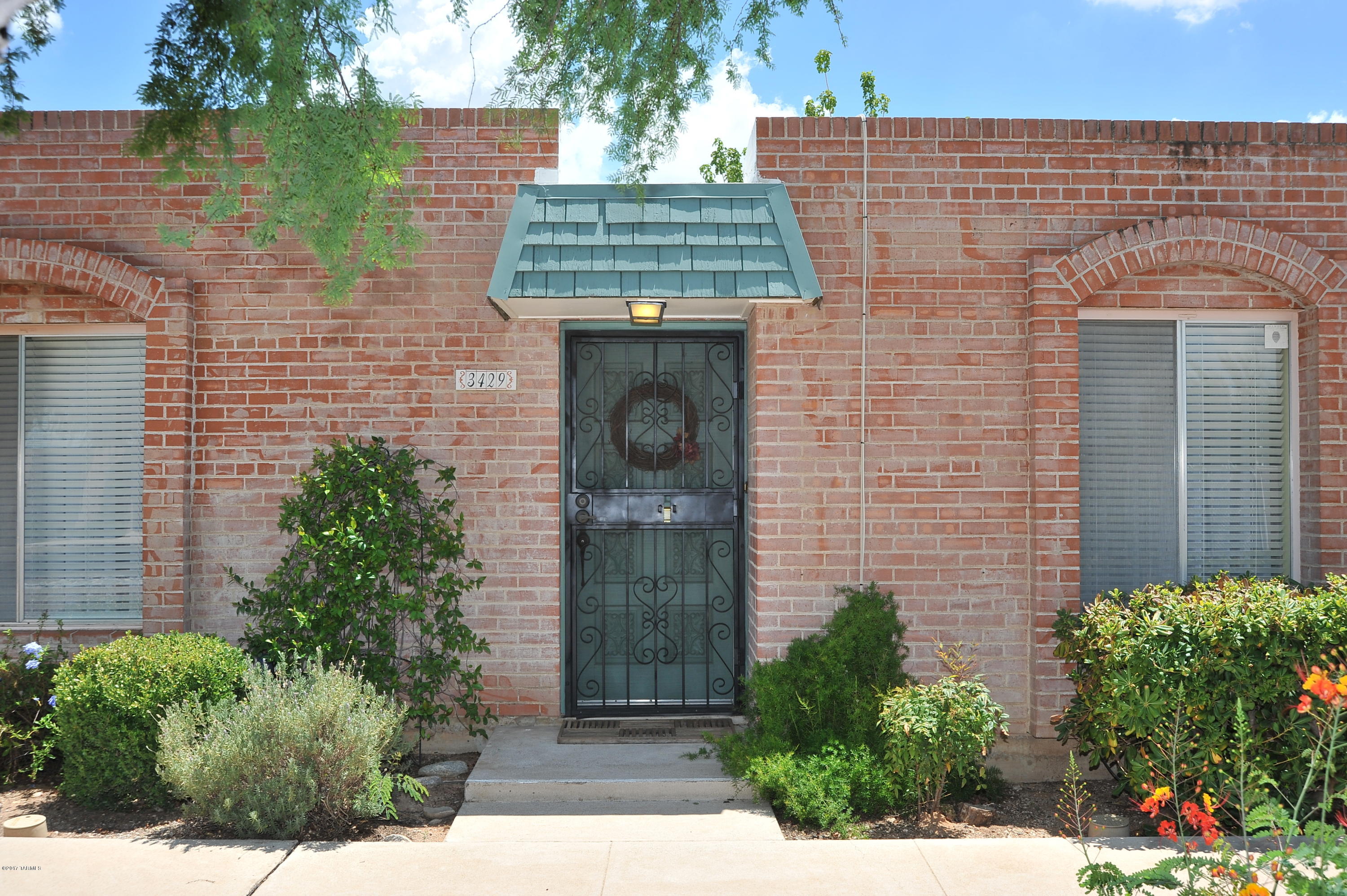Darling 2 bedroom, 2 bath, 1 level condo in the 55+ central community of Verde Villas.  Featuring an AZ room and brick paver patio,with a garden-like backyard.  HOA dues includes trash, water/sewer, termite control, common area landscaping and a great community pool.  Remodeled Kitchen and well maintained original features makes this home well-priced and it will not last!