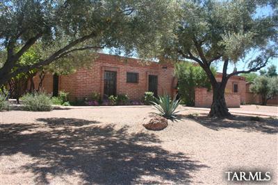 Wonderful rental property in Sam Hughes! 4br/3ba with attached 1br/1ba casita built on 3 lots. High plank and beam ceilings, family room, formal LR/DR open onto a covered veranda, great for entertaining. This is a must
see home in the heart of central Tucson! Close to shopping, Himmel park down the street, and the University.