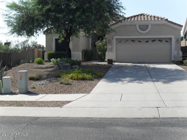 2022 sq. ft., 3 bedrooms. 2 full baths, large kitchen, separate dining area, living room with fire place + den, master bed/bath suite with large
walk-in closet, separate laundry room with W/D, spacious 2-car garage with additional 4-car driveway, professionally landscaped front and back yard with extended covered patio and built-in bbq center ... community fitness and recreation center, 2-pools, 2-spas and sauna and access to basketball/tennis courts ...