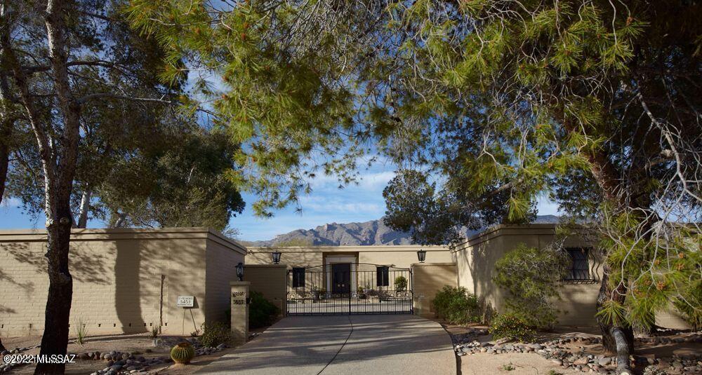 VINTAGE GLAMOUR IN THE HIGHLY SOUGHT AFTER OLD CATALINA FOOTHILLS. MAGNIFICENT OLD WORLD FEEL TO THIS PRIVATELY GATED COMPOUND WITH GORGEOUS GROUNDS & PANORAMIC MOUNTAIN VIEWS.  THREE BDRM MAIN HOUSE WELCOMES W/ AN ELEGANT INTERIOR COURTYARD, SETTING THE TONE TO ENTER A GRAND GALLERY FOYER.  10 FT DOORS AND WINDOWS HIGHLIGHT A GRACIOUS LIVING RM W/ LOFTY CEILINGS, LARGE FORMAL DINING ROOM & COMFORTABLE LIBRARY.  OWNERS SUITE W/SITTING AREA & DOORS TO PATIO.   FREE STANDING TWO BDRM GUEST HOUSE W/LIVING RM, OVERSIZED 2 CAR GARAGE,  LARGE EAT-IN KITCHEN W/PRISTINE ST CHARLES CABINETS & TOP-END APPLIANCES.  RESORT-LIKE POOL AND ENTERTAINING AREAS W/ COVERED OUTDOOR KITCHEN & DINING AREA W/FIRPL. THIS IS A SPACIOUS, GRACIOUS AND INSPIRING PROPERTY.