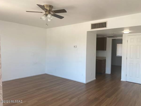 Charming Corner One Bed Townhome w/ W/D in unit~Walled Front Patio
Hardwood Vinyl Throughout, Well Built Retro Kitchen , Large Bedroom, Ceiling Fans, Walk In Closet.
Washer/Dryer in Unit.
Park directly in front of unit.

Application is $42.
Deposit is usually one months rent and due at time of signing.

Equal Housing Opportunity. Fort Lowell Realty & Property Management.