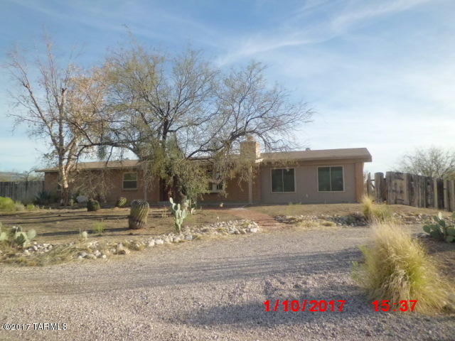 Wonderful opportunity to own this spacious and beautiful home on almost an acre, corner lot. Home offers 3 bedrooms, formal living and dining areas, large breakfast area, beautifully updated kitchen and 3 full bathrooms. Formal dining area could be turned back into a 4th bedroom if that is what you need. The backyard has a pool and plenty of space for entertaining. Structural engineer report available. Don't wait come see you new home today.