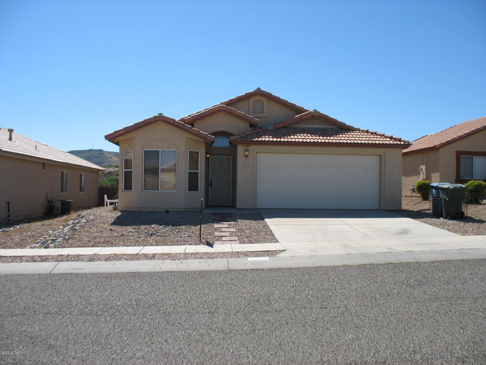 FRESHLY PAINTED, NEW TILE, NEW CARPET,CLOSE TO BUS LINES, PIMA COLLEGE, STORES, PARK. VACANT AND READY FOR YOUR BUYERS! HOME WARRANTY OFFERED WITH FULL PRICE OFFER.