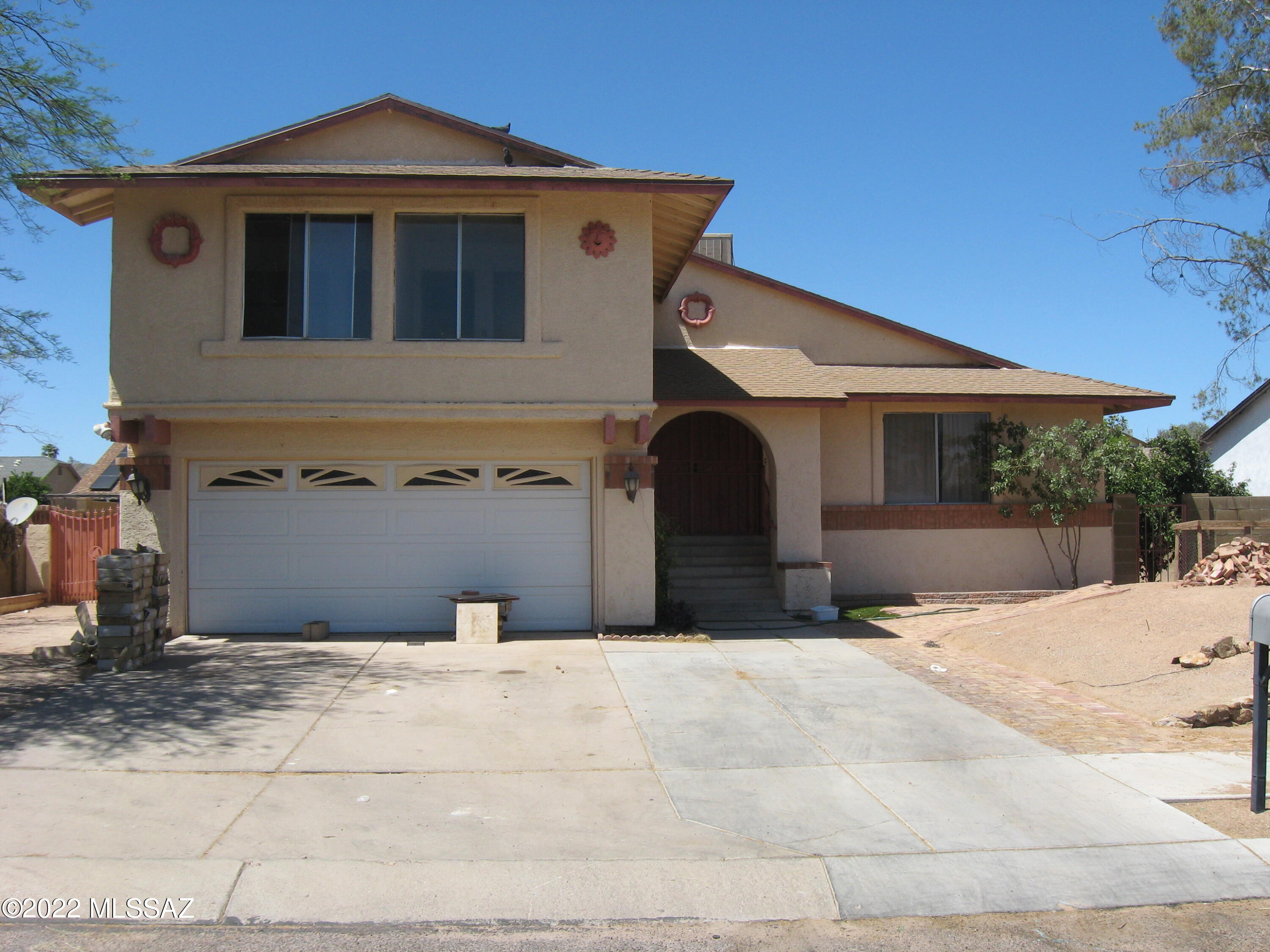 Nice floorplan, home has it all; 4Br, 2.5 baths, Tri-level home, recent roof (approx 3yrs), recent AC fireplace, separate carport with workshop/220 hookup/storage, separate family room, sep living rm, wet bar, fireplace, formal dining, large pantry, remodeled kitch, granite countertops in kitch, full length covered porch, fenced in pool, huge lot, redwood balcony off master.