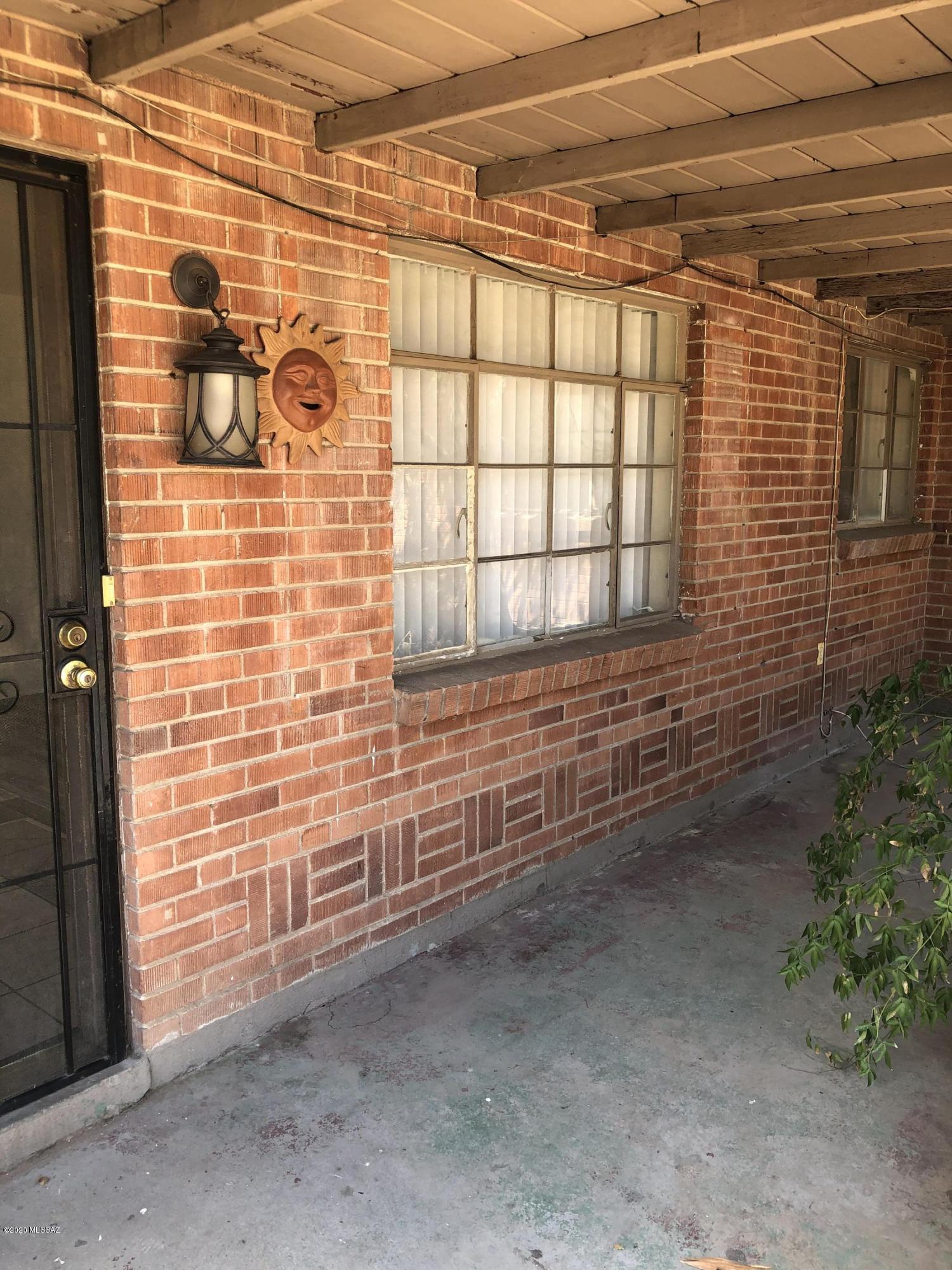 Charming 3 bedroom/1bath duplex with cozy fireplace in living room. Large back yard with lots of storage. No carpet!! 

call today 520-544-2727-