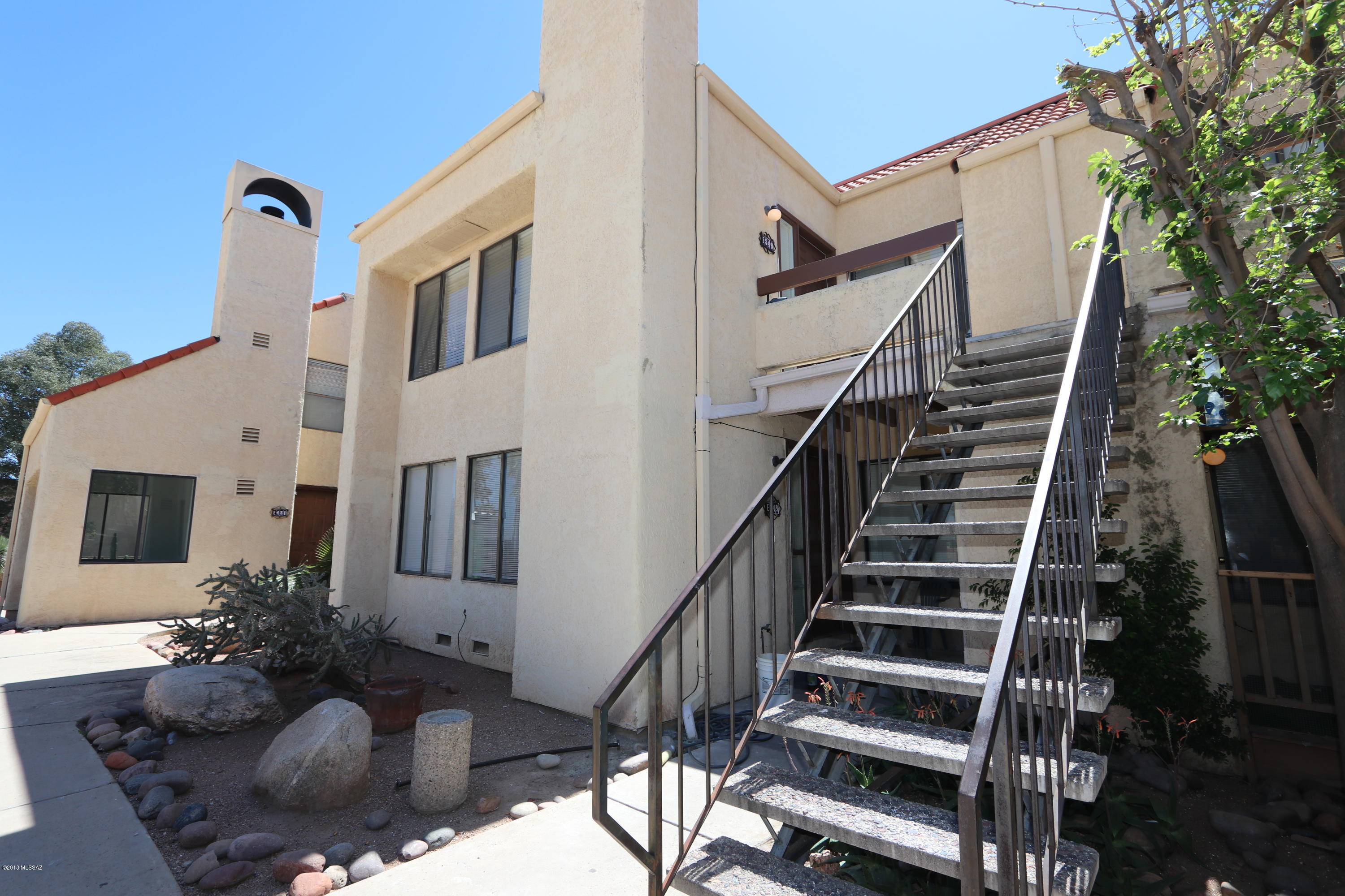 Delightful 1 bedroom 1 bathroom condo in La Vida community.  Super convenient location off Anklam and Broadway. This 2nd story unit features a relaxing fireplace in living area, private laundry in closet, shower/tub combo in bathroom, easy care flooring, plush carpet and all kitchen appliances convey with the sale. A must see. Agent owned.