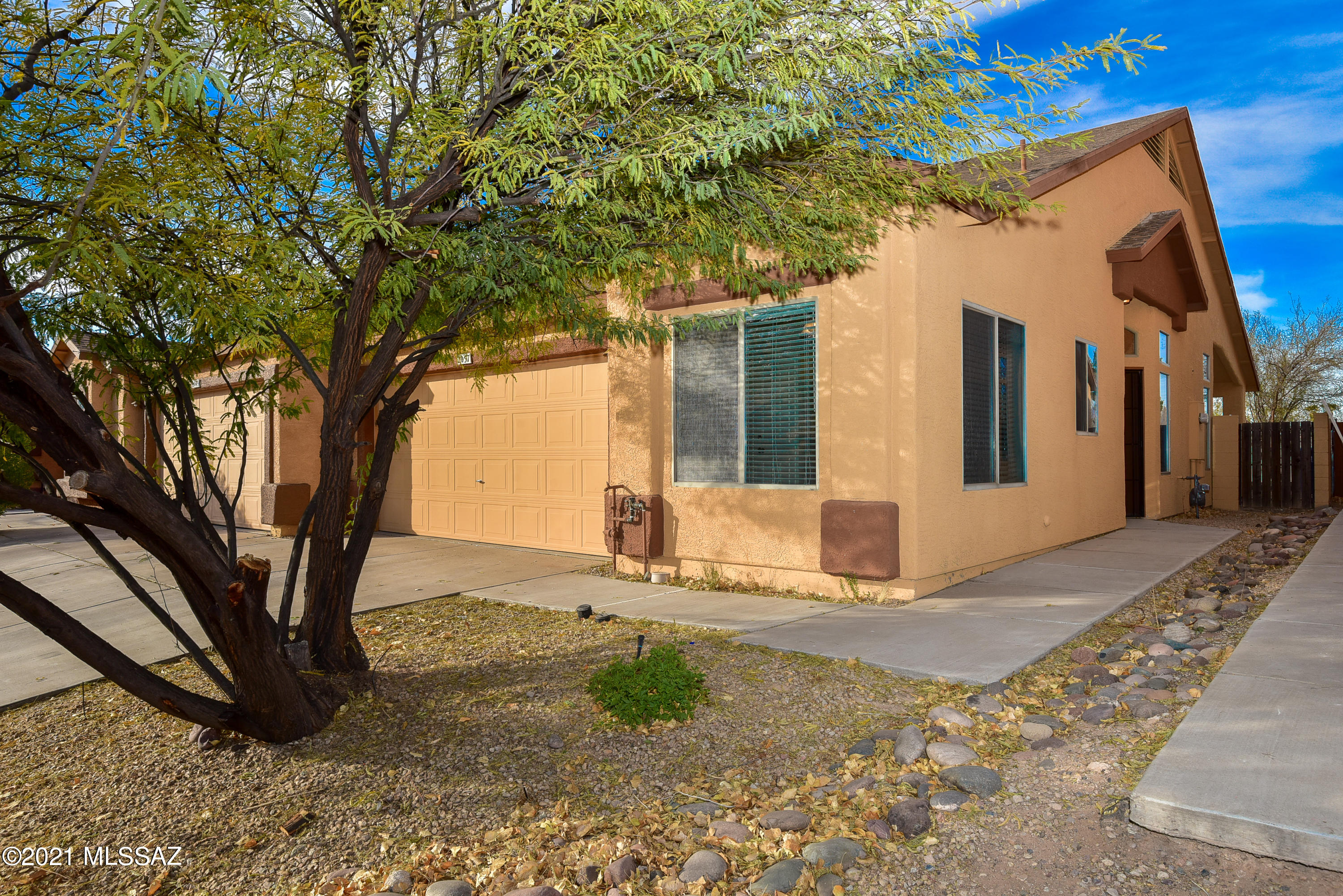 Great Home on Prime Lot! Property boosts open floor plan with spacious Family Room, Vaulted ceilings, Updated kitchen with plenty of counter space, Stainless steel appliances stay, 2 car garage, Spacious Master Bedroom with walk-in closet and private Master Bathroom. Covered back patio perfect for entertaining. Walking distance to neighborhood park. This home is a must see dont miss out!