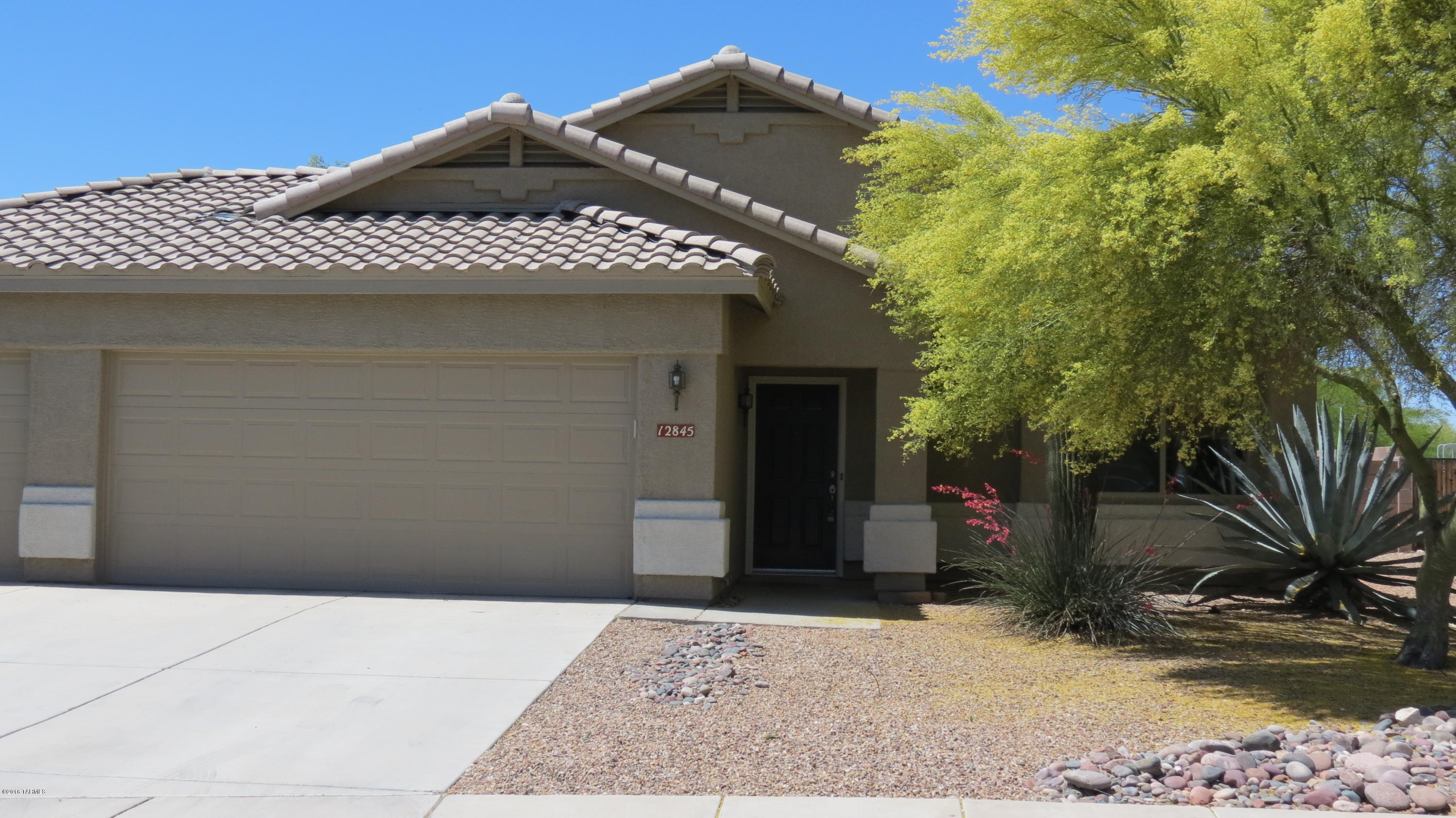 Gorgeous 3 bedroom 2 bath home located on Cul-De-Sac, great room design with very spacious rooms throughout, huge master suite with walk-in closet, garden tub shower, covered patio, 3 car garage, large backyard. This home will be clean and ready 12/1/2016.