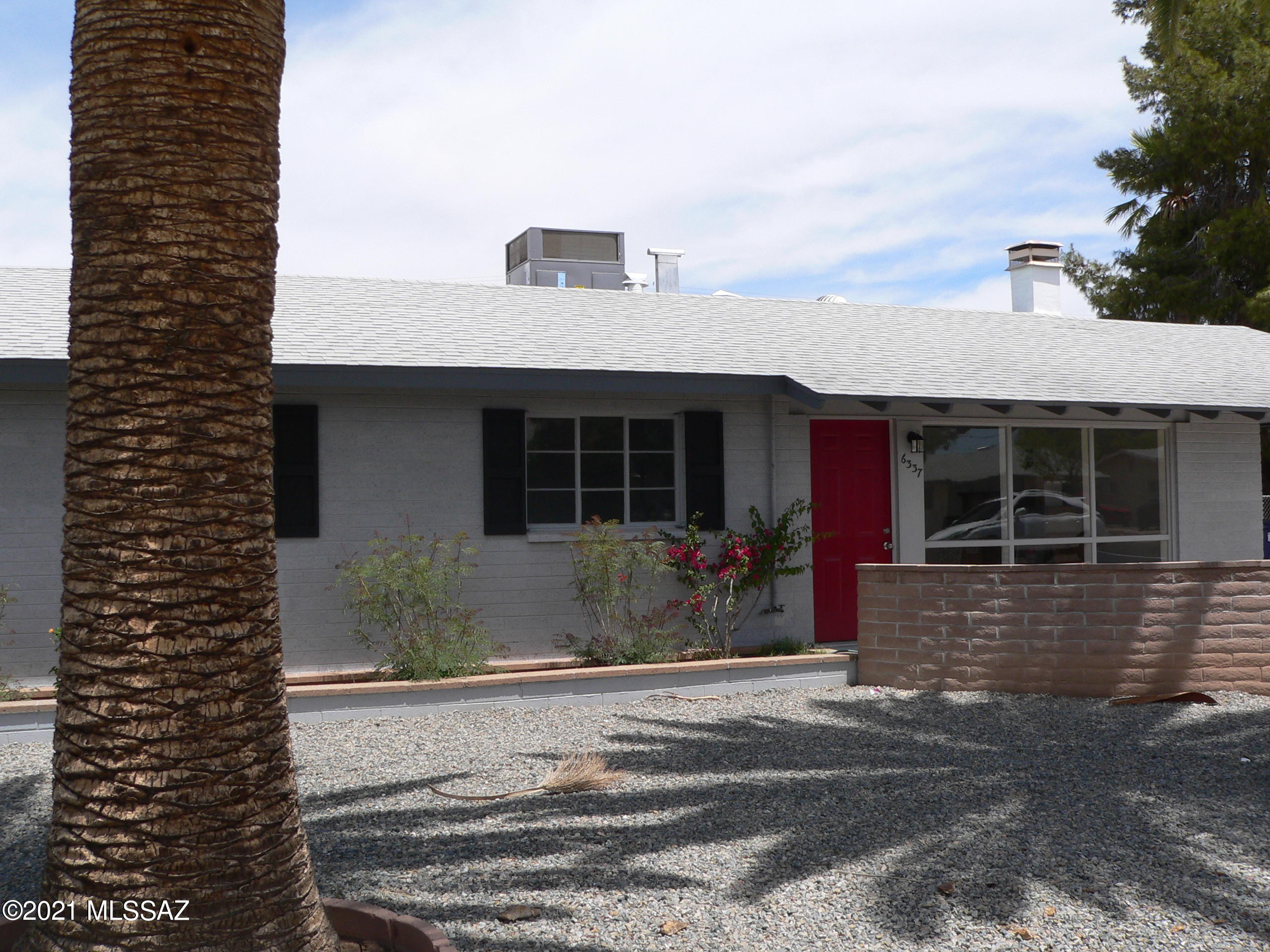 Mid Century remodel in the desirable Palo Verde Park Neighborhood. Fresh remodel.  2.19 miles to The Loop, close to medical, shopping, Park Place Mall, and dining.  Main house is +/- 1200 sq feet, guest house is +/- 300 sq feet.  In the heart of the community is Palo Verde Park with sports fields, splash pad, pool, picnic area.  The community is active and hold many free, outdoor activities.  Mini split in the guest house.

Area is very friendly to multiple modes of transportation.

Buyer to verify all facts, figures, and permitting if material.