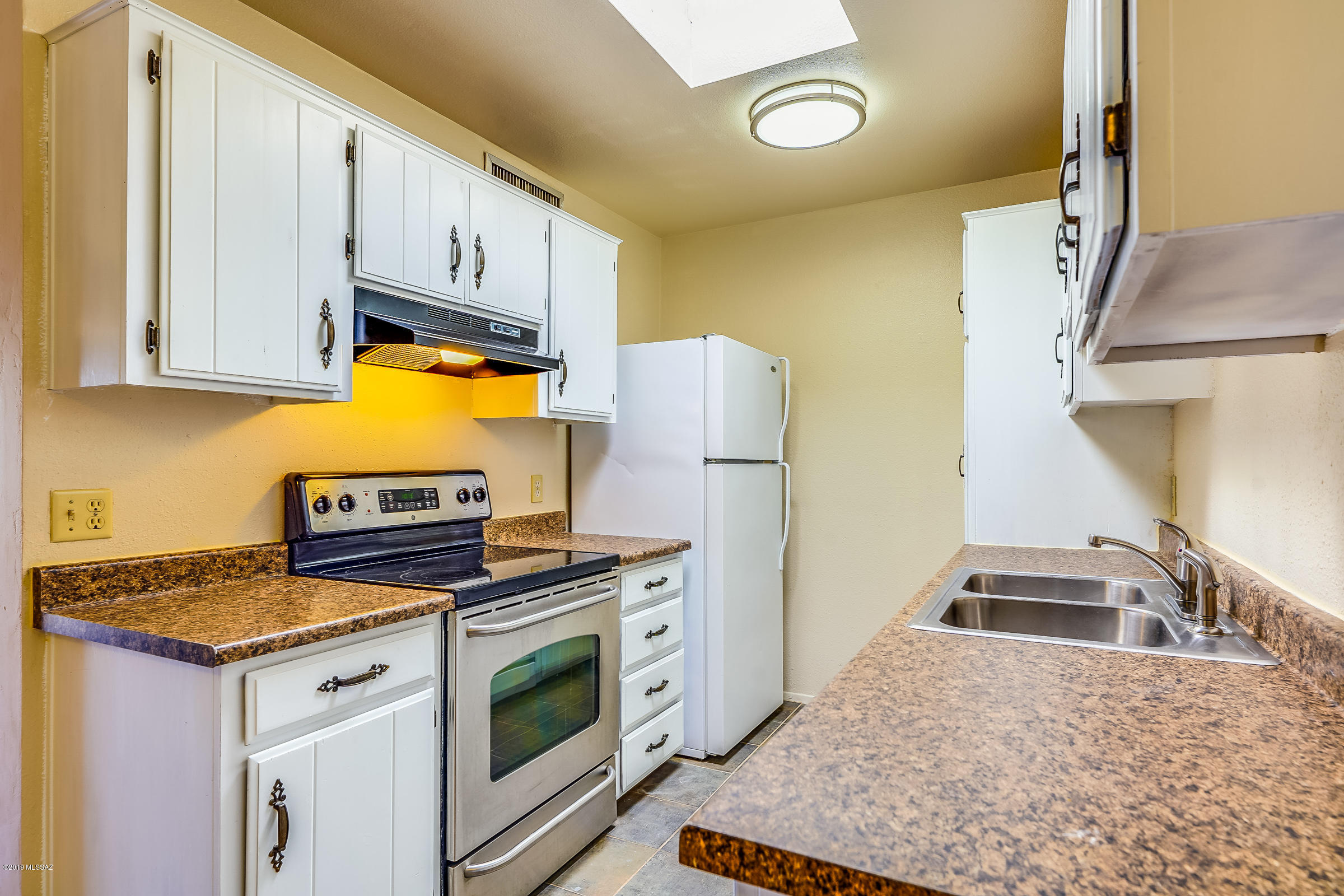 Upstairs Unit, Split floor plan, Stainless Stove. Interior freshly painted. Perfect opportunity to quit paying rent. Close to shopping, entertainment and D.M. Perfect for first-time home buyer! Come see it today!!!