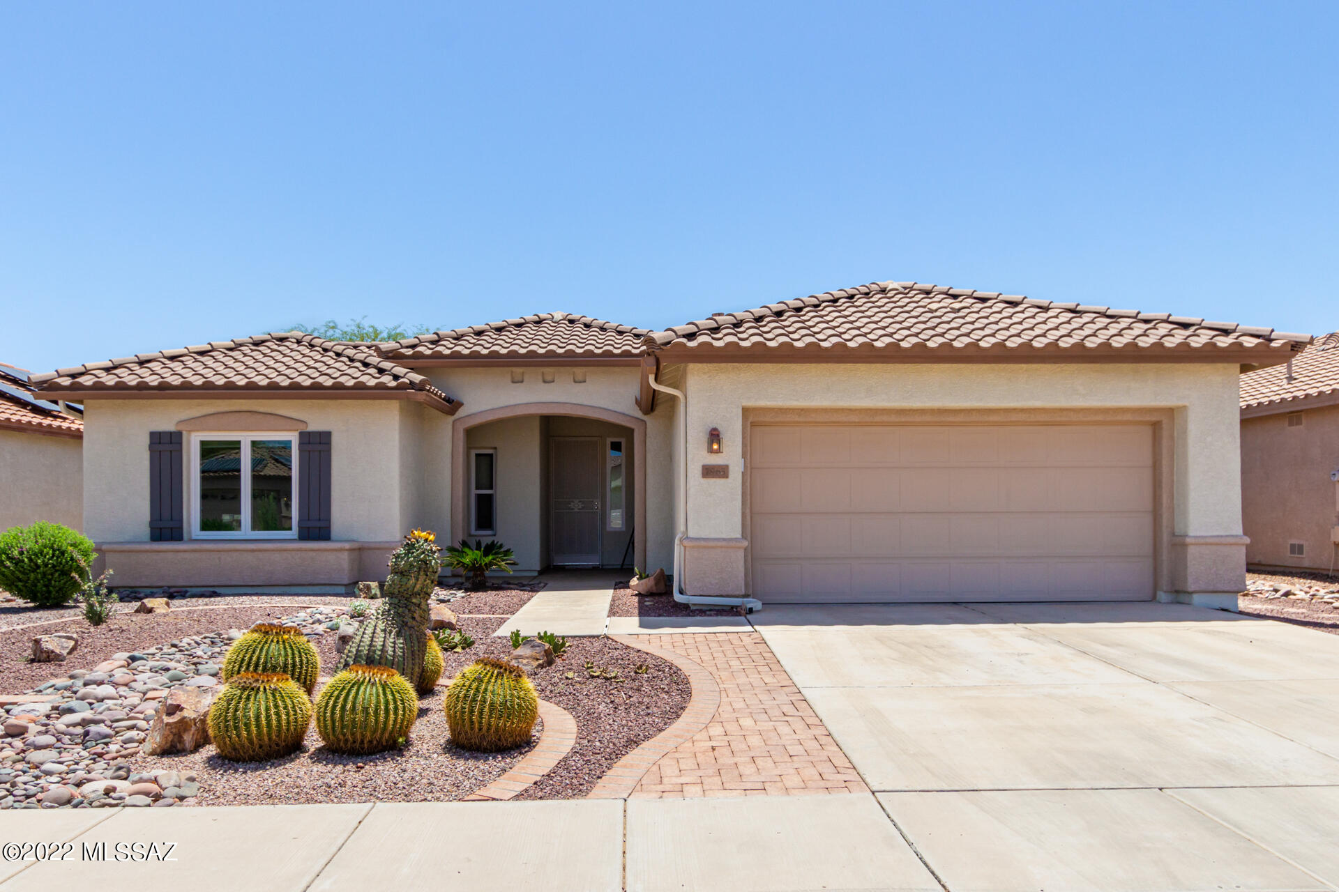Come and see this beautiful, well maintained San Carlos model in NW Tucson primer 55+ Sunflower community. Charming curb appeal, easy-care desert landscape, and 2 car garage! Inside you will find a spacious living area w/vaulted ceilings, large upgraded windows for plenty of natural light, and designer palette. The eat-in kitchen features granite counters, travertine backsplash, pantry, recessed lighting, all the built-in appliances you'll need for home cooking, and a lovely bay window. Cozy den w/wood-look tile floors, perfect for an office! The primary bedroom boasts a walk-in closet, as well as its very own private bath. The large backyard, with its covered patio, is the perfect place for spending quality time w/friends and loved ones!