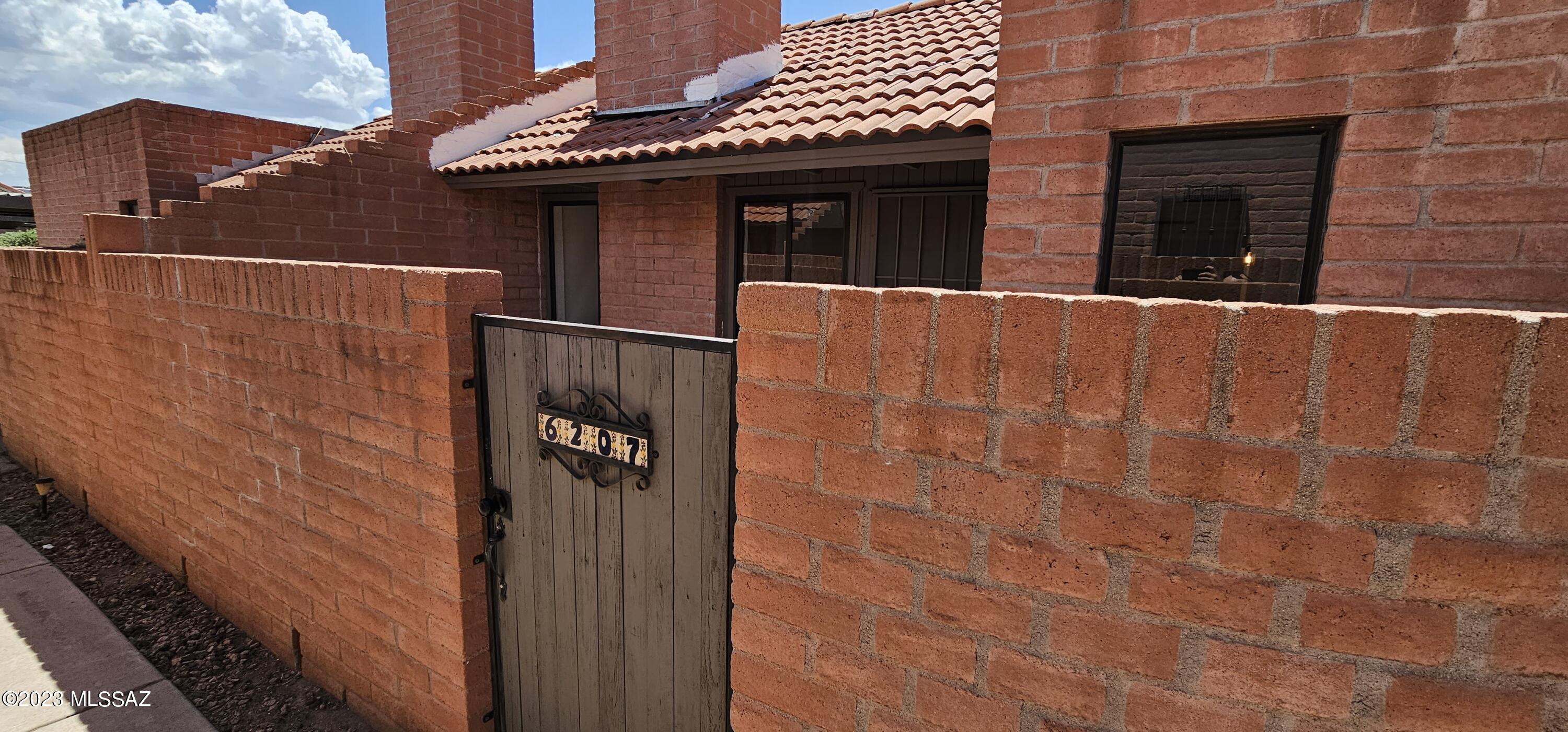 Townhouse with 2 bedrooms 2 bathrooms updated with modern interior design.