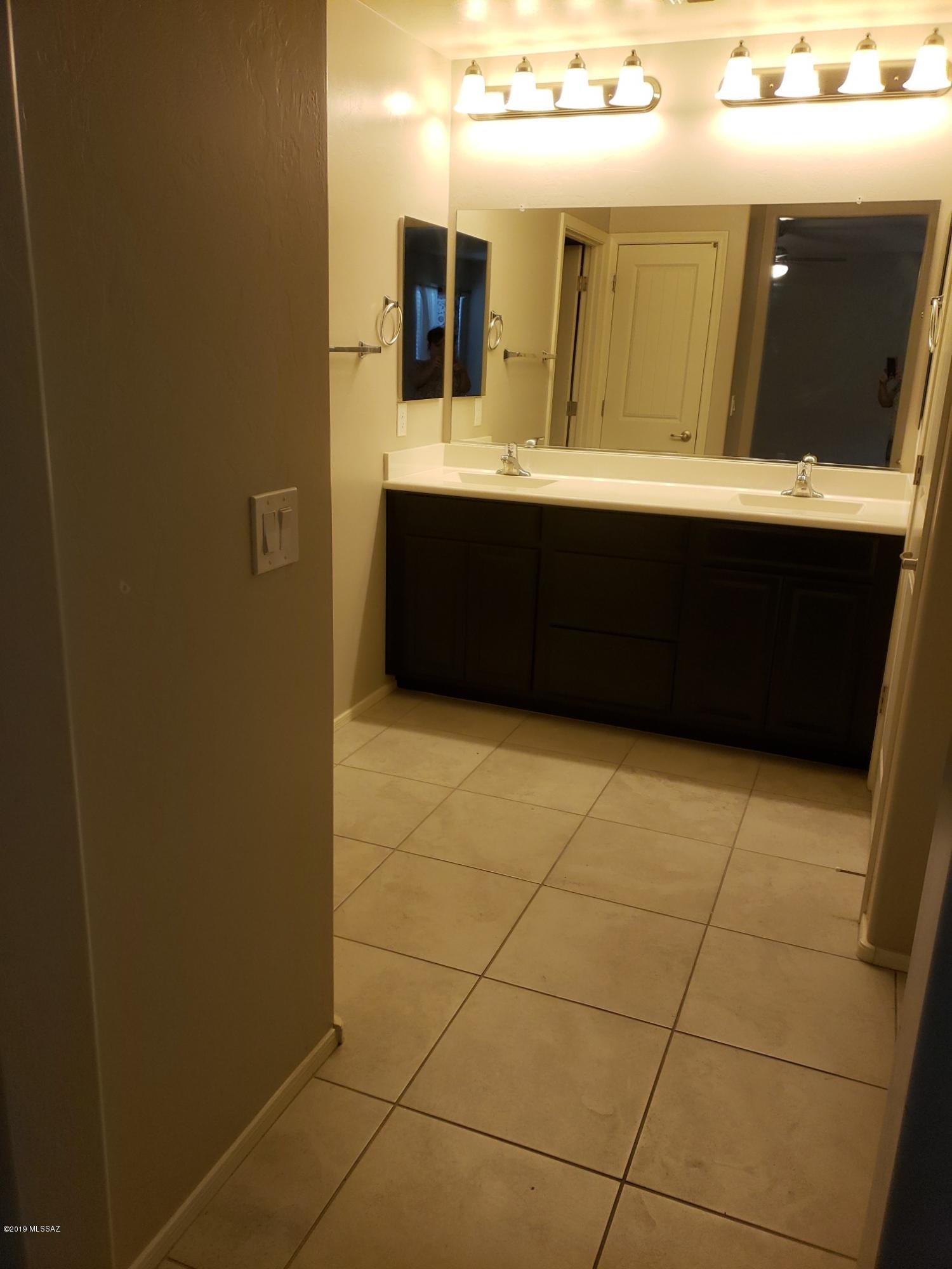 La Estancia De Tucson (1-330) - Residential Lease