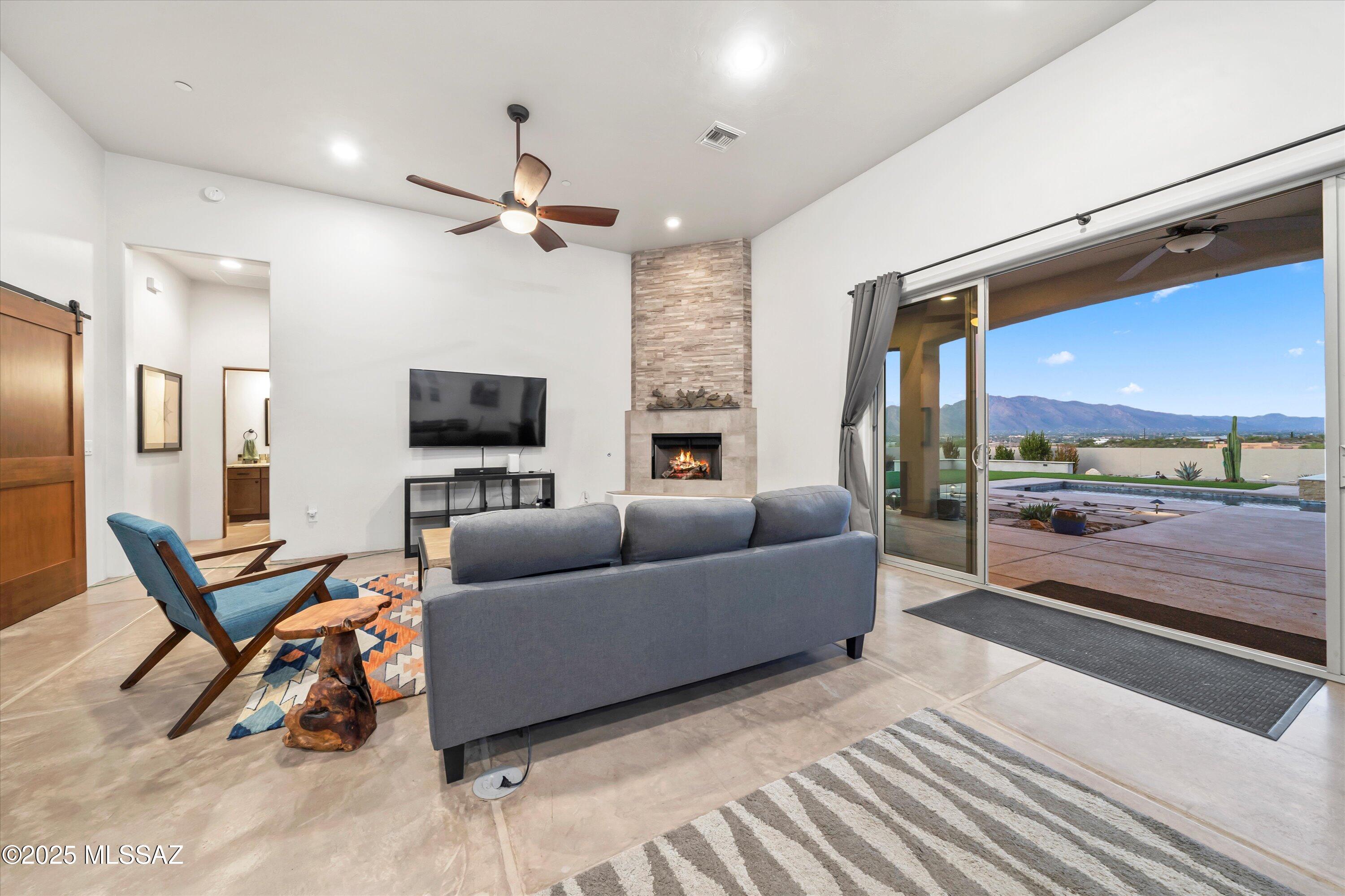 Las Rocas - Residential