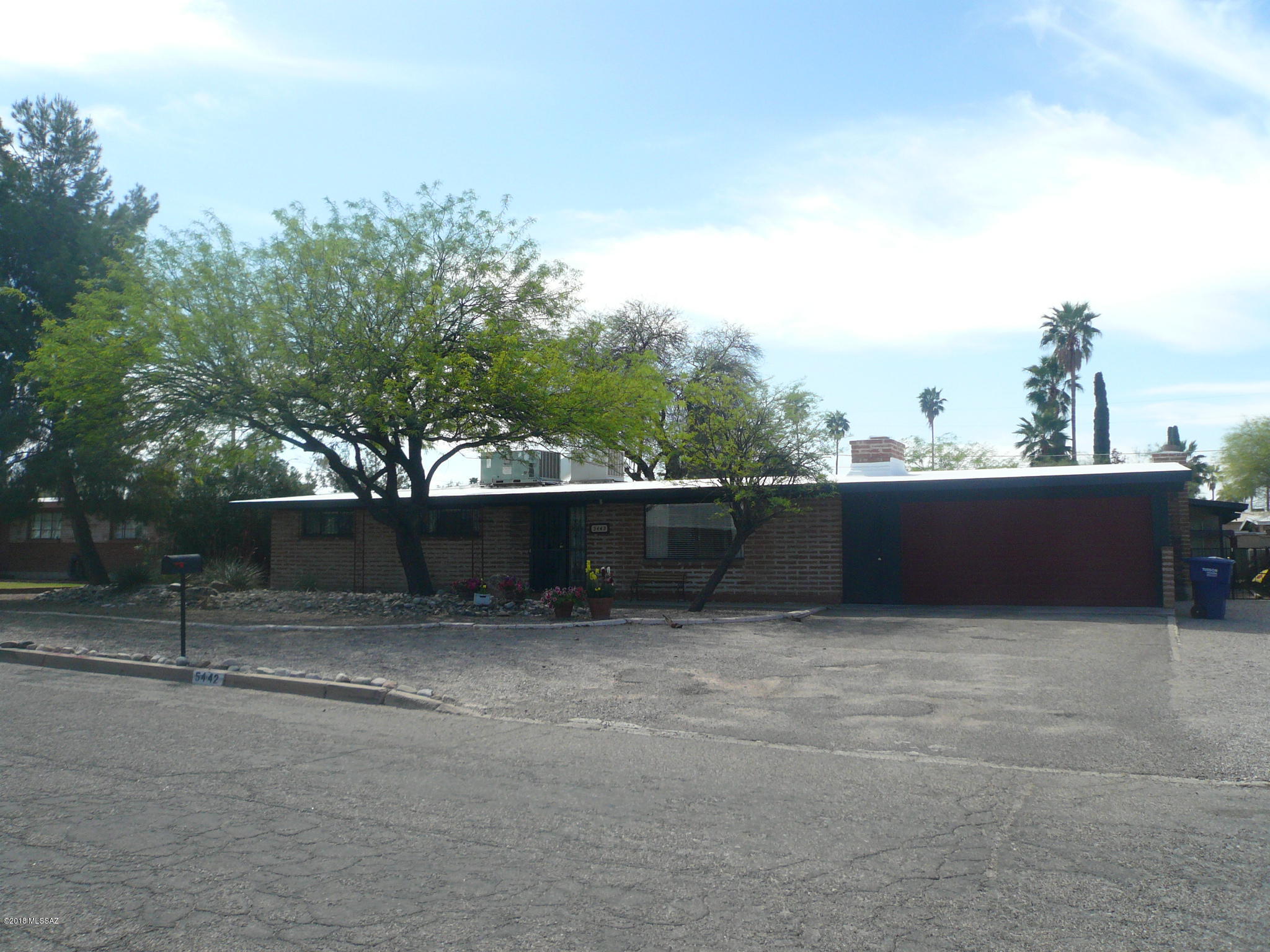 MOVE IN READY. 3BD 2BA MAIN HOUSE, WOOD LAMINATE FLOORING, BEDROOMS CARPETED...2 FIREPLACES, LOTS OF CEILING FANS, COVERED PATIO, MARBLE TILE KITCHEN COUNTERS,PANTRY. VERY NICE DETACHED GUEST HOUSE IS A 1-BR, LIVING RM, KITCHEN AND 3/4 BATH. LARGE BACKYARD WITH REFRESHING POOL, TWO CAR GARAGE.