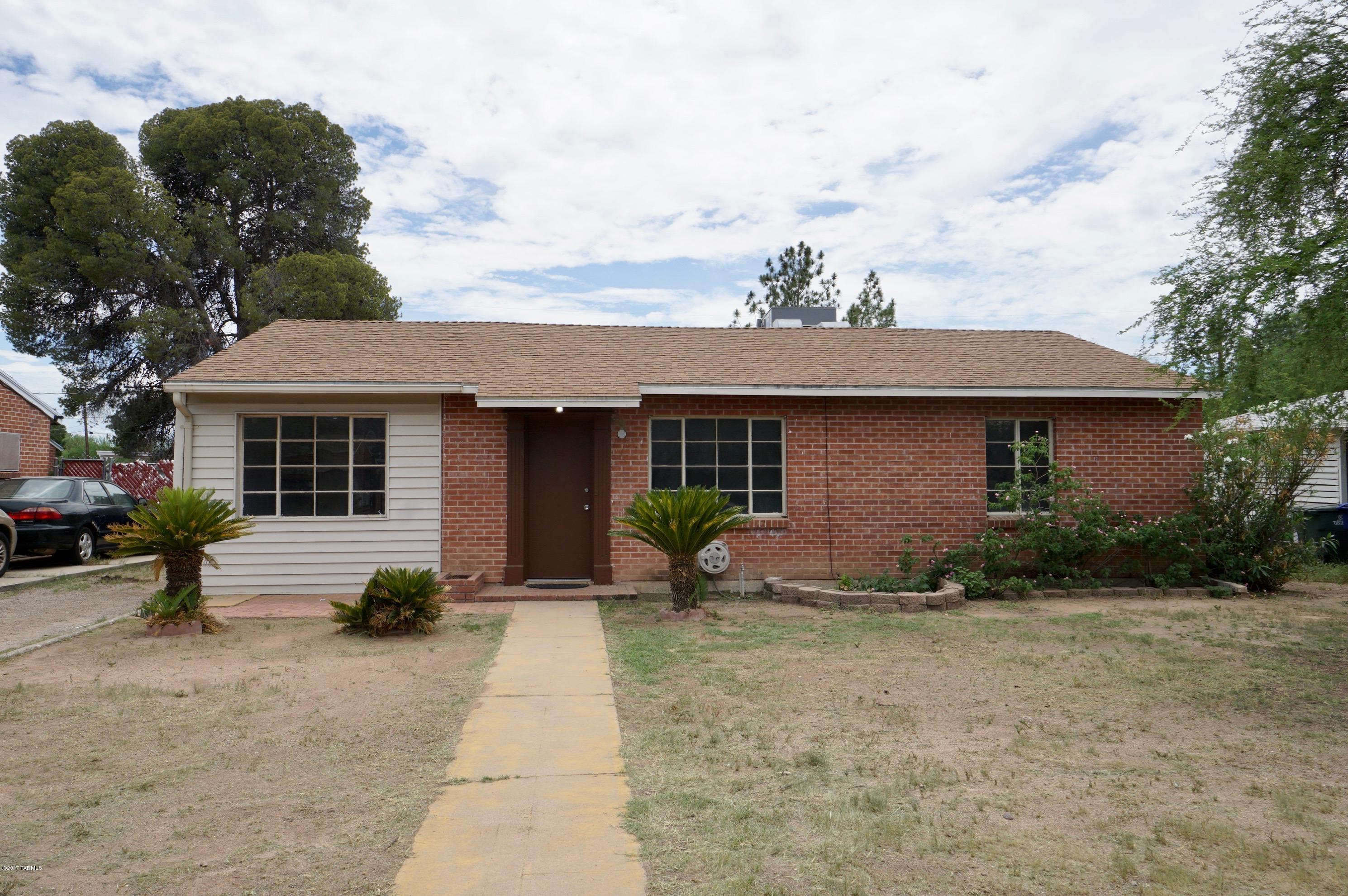 Beautiful 3BD/1BA brick ranch in central Tucson. New carpet, new paint, classic coved ceilings, and an absolutely huge yard with covered patio and brick fireplace. Lots of light with well placed windows everywhere. Cleanly updated and move in ready!
Wonderful location, convenient to shopping, transportation, restaurants and schools. Don't miss out, this one won't last!