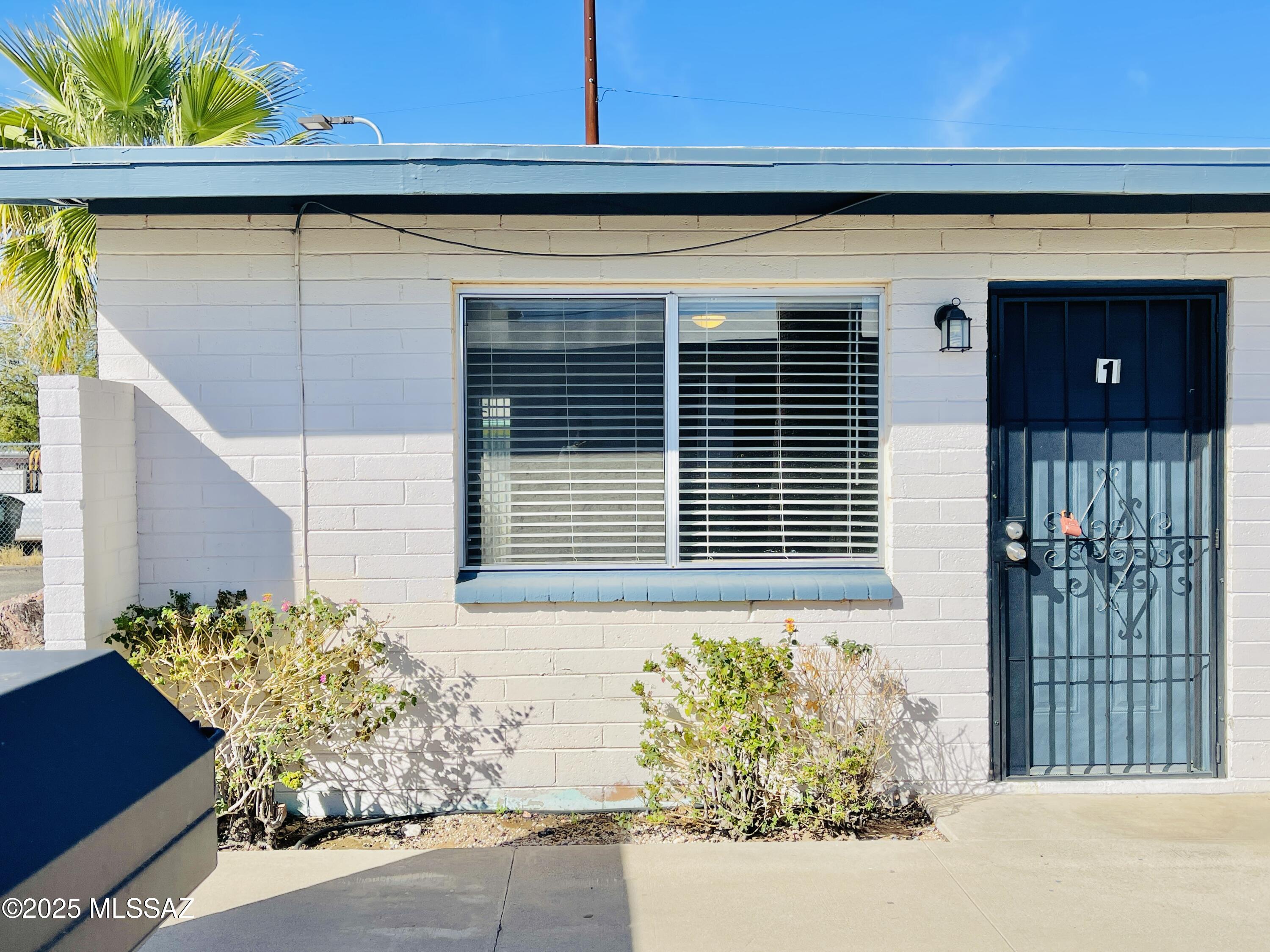 HALF OFF 1ST MONTHS RENT!!  Charming remodeled 2bdr/1ba! Beautiful kitchen w/stainless steel appliances.
One covered carport space and community W/D. Water, sewer and trash included. One Cat Allowed. 

NO DOGS ALLOWED