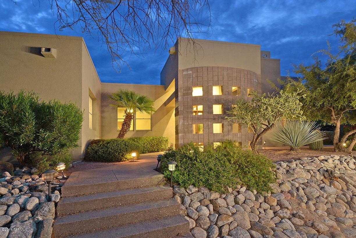 SOPHISTICATED SOFT CONTEMPORARY ON THE GOLF COURSE IN WORLD RENOWNED VENTANA CANYON CC. BEAUTIFULLY UPDATED, TIMELESS DESIGN, DRAMATIC FOYER ENTRY, LIVING ROOM & DINING ROOM W/STACKED STONE FIREPLACE, HIGH CEILINGS, WALLS OF WINDOWS, BEAUTIFUL NEW VERSAILLES PATTERNED TILE FLOORS, GOURMET KITCHEN W/MARBLE ISLAND AND GRANITE COUNTERTOPS,THERMADOR STAINLESS STEEL APPLIANCES, BUTLER’S PANTRY & BREAKFAST ROOM. STUNNING FAMILY ROOM W/STACKED STONE FIREPLACE, 4BR/3BATH, 4007 SQFT, GRACIOUS MASTER SUITE W/SITTING AREA, LUXURIOUS BATH W/MARBLE SHOWER, FREE STANDING TUB, DRESSING TABLE & 2 WALK-IN CLOSETS, ENTRY TO BACK YARD, 2 COVERED PATIOS, 3 CAR GARAGE, LARGE CORNER HOMESITE WITH WONDERFUL GOLF COURSE AND MOUNTAIN VIEWS! FLOOR PLAN LOCATED UNDER PHOTOS,THEN VIRTUAL TOUR.