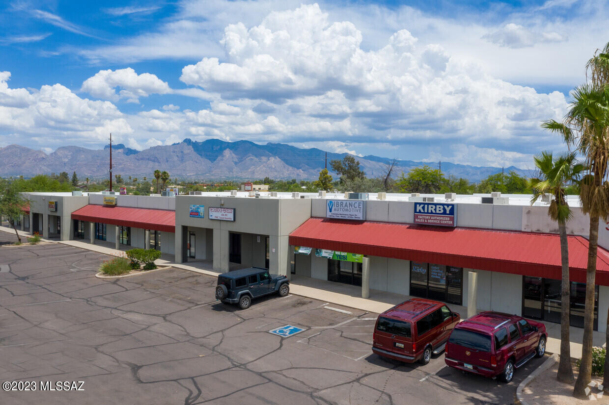 32,400 SF Multi-Tenant Industrial/Retail Building on 2.45 acres. 22 spaces, 12 with Roll up doors.