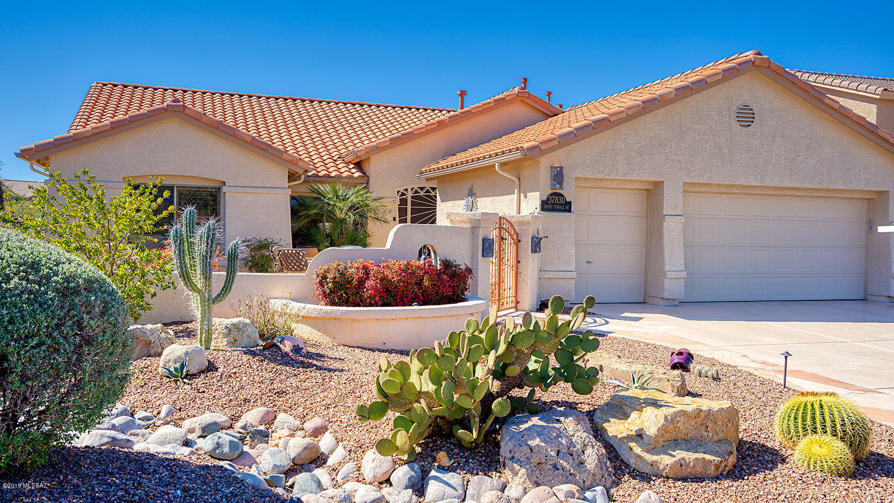 Great 2 & Den Montana model is sited on a premium lot with beautiful golf course views. Welcoming entry courtyard leads to this great home. Upon entering, the views spread out before you. Large kitchen w/new stainless appliances, gas stove, beautiful cabinetry & plenty of granite counter space is open to the nook & family room. The built-in gas fireplace is ideal for cool evenings. Spacious master suite w/bay window overlooks the patio & golf course. En-suite features large vanity, large walk-in shower & walk-in closet. Your guests will enjoy the comfortable guest room & bath. A convenient den plus laundry room & 2.5 car garage completes this home. Expanded flagstone patio w/built-in Kiva fireplace, seating wall & built-in BBQ is perfect for enjoying the best of SaddleBrooke.