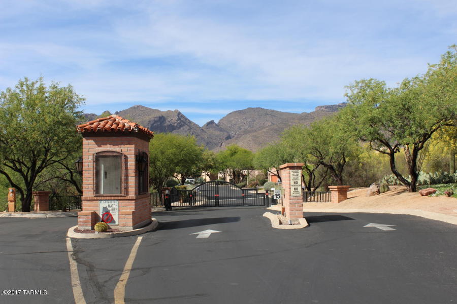 Gated community in the Catalina Foothills District. 3BR/2BA single story house. Clerestory windows with
vaulted ceilings. Natural light, Saltillo tile and carpeting. Great room w/ fireplace leading to a good-sized, covered brick patio in private backyard.
Community pool and spa. A/C system and evaporative cooling system. A convenient location off of Orange Grove and Skyline. Close to La Encantada
Mall for shopping and dining.