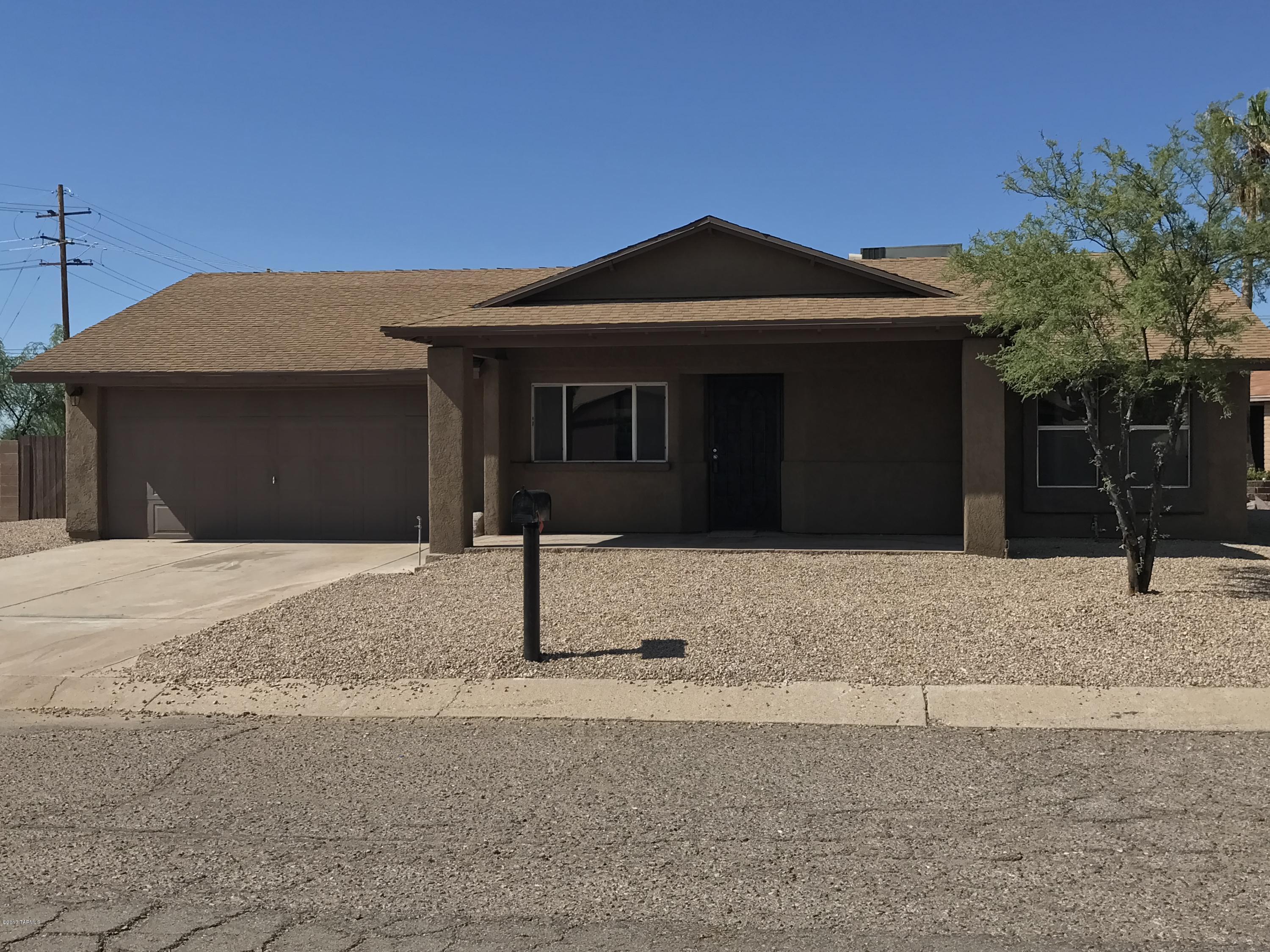 Completely remodeled and move-in ready 3 Bedroom with 3 Bath house. New two tone paint, new carpet in the bedrooms, new tile in the rest of the house, new fixtures, new cabinets in kitchen and bathroom with granite counter tops. New
stainless steel appliances. Covered patio and large lot with wide gate to backyard.