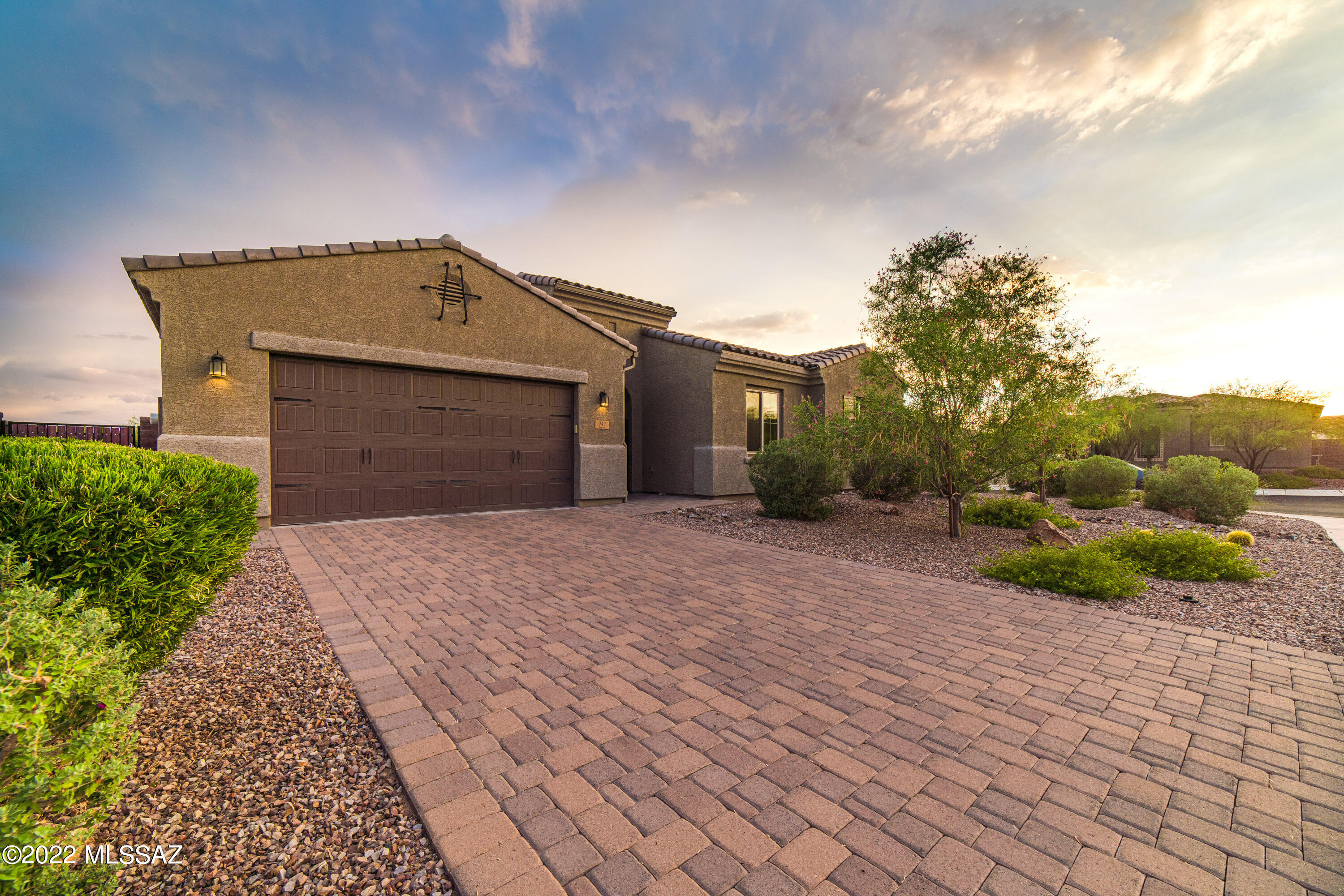 Located in the gated lifestyle community of Summit North at Centerpointe Rancho Vistoso, on 0.25 cul-de-sac lot, this 4BD/ 3BA/ DEN/ FORMAL DINING ROOM/ 3,061SQFT home checks all the boxes. Enter through welcoming brick paver courtyard into the home's foyer where architecturally pleasing lines, tray ceiling, function floorplan, rich use of luxe finishes, and clean color palate await. Chef's kitchen with oversized prep-island, warm cabinets complimented by cream and gold toned slab granite, pantry, GE stainless steel appliances: double oven + five burner gas cook-top. Tranquil master suite with bay window, spa-like bath with rich finishes: slab granite, snail shower, oil rubbed bronze finishes. Split bedroom floorplan with BD3 + BD4 sharing hall bath, and BD2 sharing separate hall...... .....bath, and BD2 sharing separate hall bath. Water conscious, xeriscape backyard on drip system with extended paver patio with seating areas and impressive mountain + sunset views. Wonderful home for a "lock + leave" lifestyle.