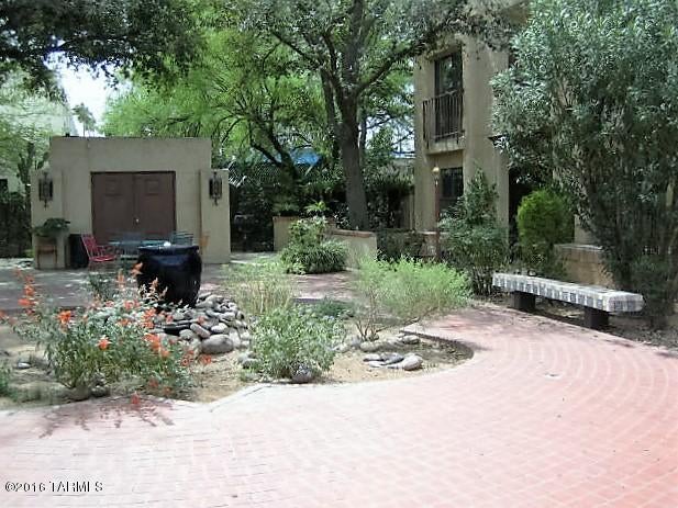 Centrally located and close to everything. Unfurnished second floor condo with 2 bedrooms, 2 bathrooms, and wood burning fireplace. All appliances included. Ceiling fans in bedrooms. Balcony off master bedroom with storage area. Close to parks (Himmel Alvernon, Reid Parks), shopping, restaurants and schools.
Call for showings. P487