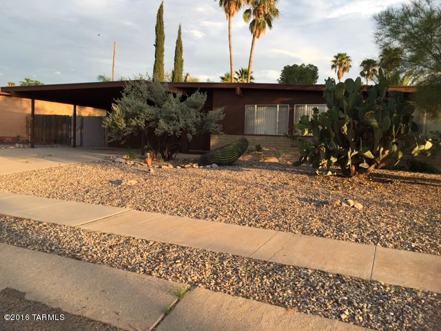 Split 4 bdrms/2 bath spacious home with 2200 square feet with living and family room. Great location with the house being on a cul-de-sac street, close to shopping, medical and Udall Park.