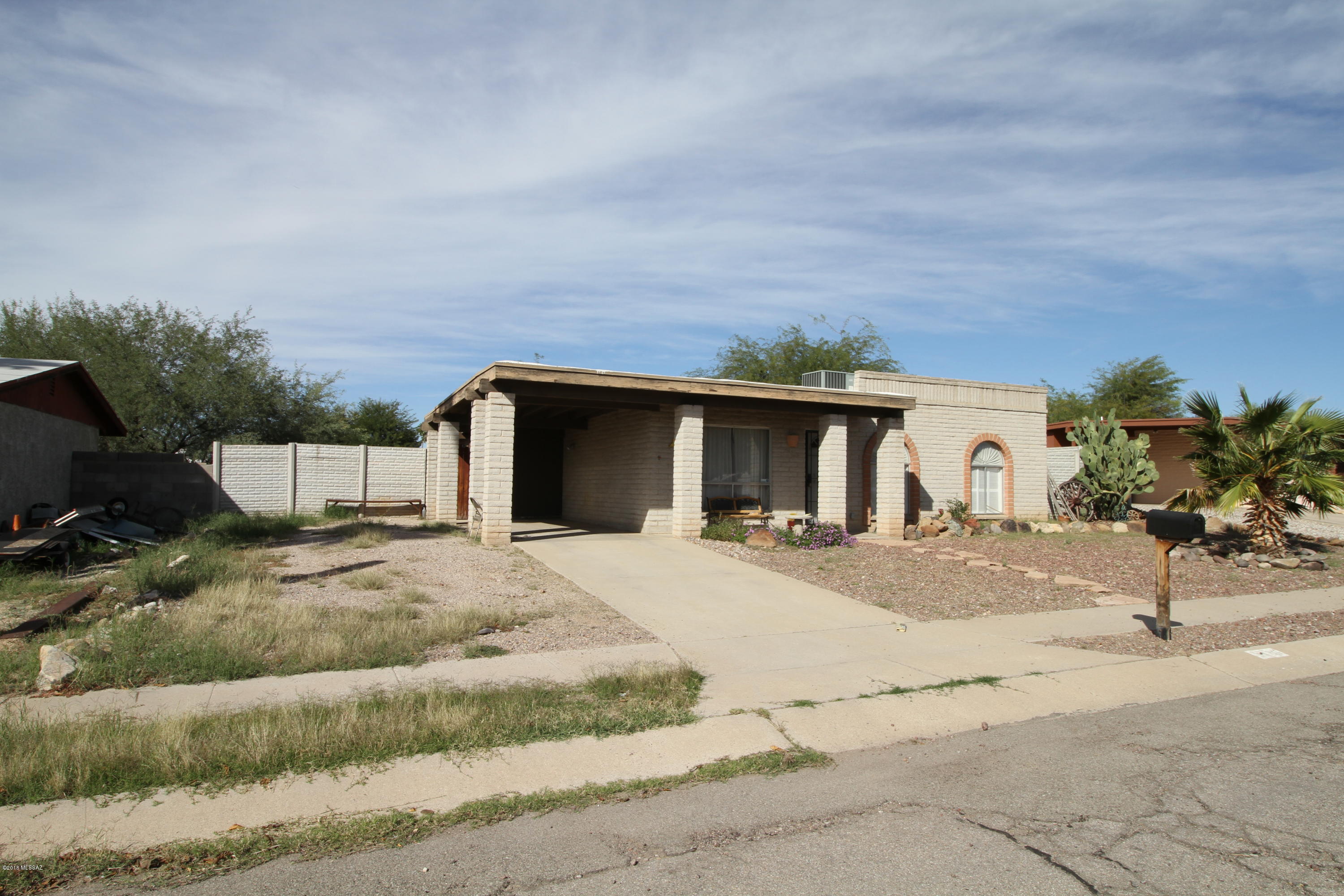 Fixer upper with tons of potential for the right investor. Large lot in great established community. Motivated seller!