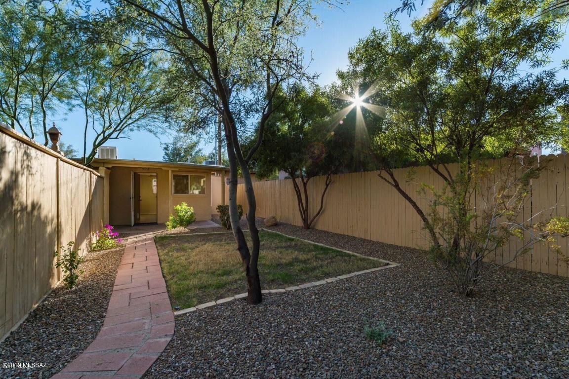 Charming guest house in the center of town with its own entrance and yard.  1 bedroom/ 1 bath, family room, eating area in the kitchen, separate laundy room. 

Please Call Faye at 626-644-7989 for information