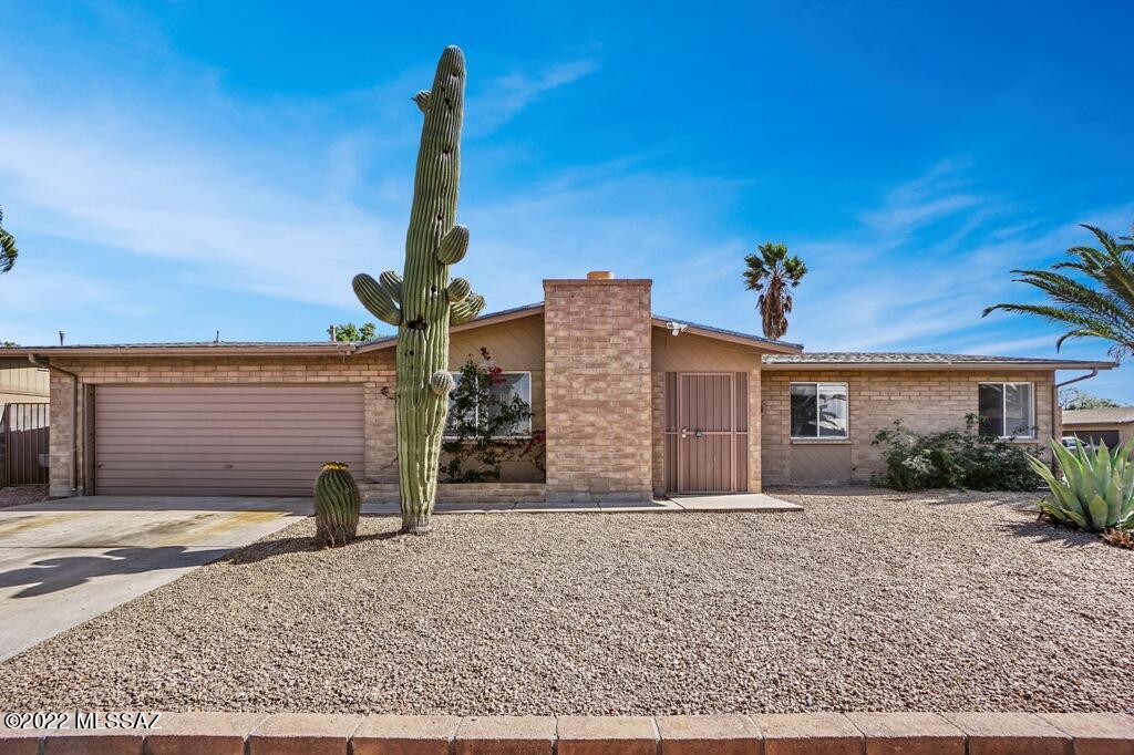 Gorgeous Spacious Home in Lincoln Ridge Estates.  Sparkling pool and spa. Large corner lot for only 2 neighbors.   NO HOA!!  Bring your RV, boat, or other toys.