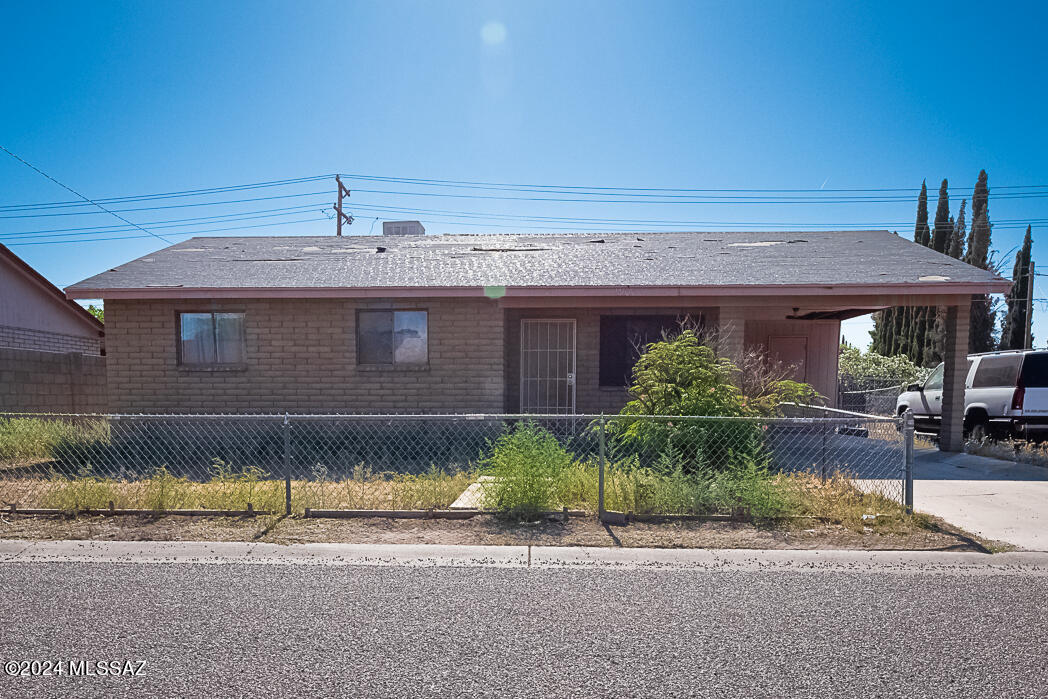 Attention Investors! This property presents a great opportunity for those seeking a new project. The 1,018 sqft. home features 3 bedrooms, 1 full bath, and is situated on a 7,405 sqft. lot in a peaceful neighborhood in Safford, AZ. With some tender loving care, this home has the potential to be transformed into a charming starter home or lucrative investment property.

Please note that the utilities are currently turned off, and external as well as internal repairs are needed and is being sold as is. The property includes an attached carport, spacious backyard for recreational activities and pets, fully enclosed with a chain-link fence and block wall on one side. Don't miss out on this chance to bring this property back to life!