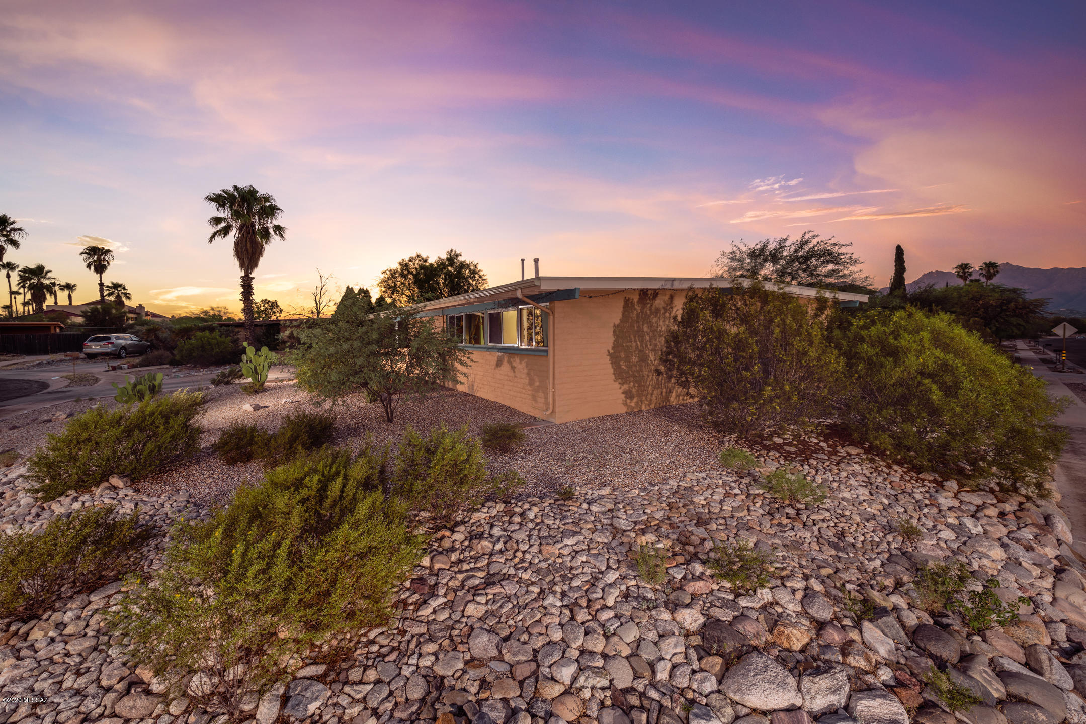 Enjoy the gorgeous Catatlina mountain views in this 3 bedroom 2 bathroom home. 

Large back yard with a privacy fence all around the backyard.  Corner lot on cul-de-sac with sidewalks. No HOA.

New AC June 2019