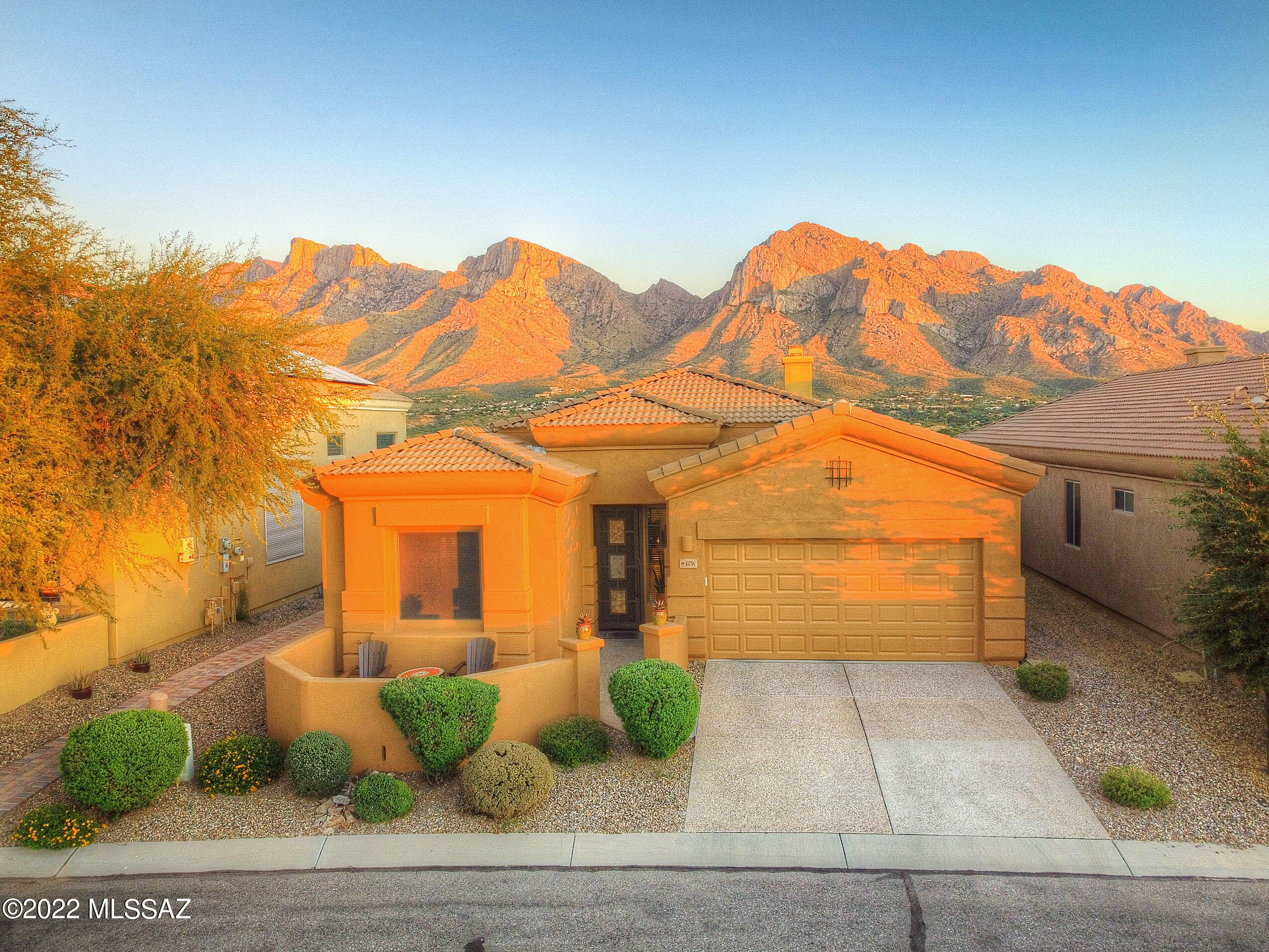 Looking for incredible VIEWS?? This fabulous ridge top home has them. With the backyard facing the Catalinas and Mount Lemon, you will never want to be indoors. 
Inside this split bedroom floor plan gives you privacy, comfort and the space to entertain. The great room opens up to the kitchen with Granite Counters, Double Ovens, Gas Cooktop, and lots of storage. 
The primary bedroom is flooded with the views of Pusch Ridge, and the Primary bathroom offers you lots of space, a soaking tub and dual vanities. 
On the other side of the home are the 2 guest rooms and guest bath a all which are spacious. 
The backyard is beautifully paved, with an area of artificial grass for contrast. Sitting outside as the sun sets on the mountains to enjoy dinner or drinks is the perfect way to end the day