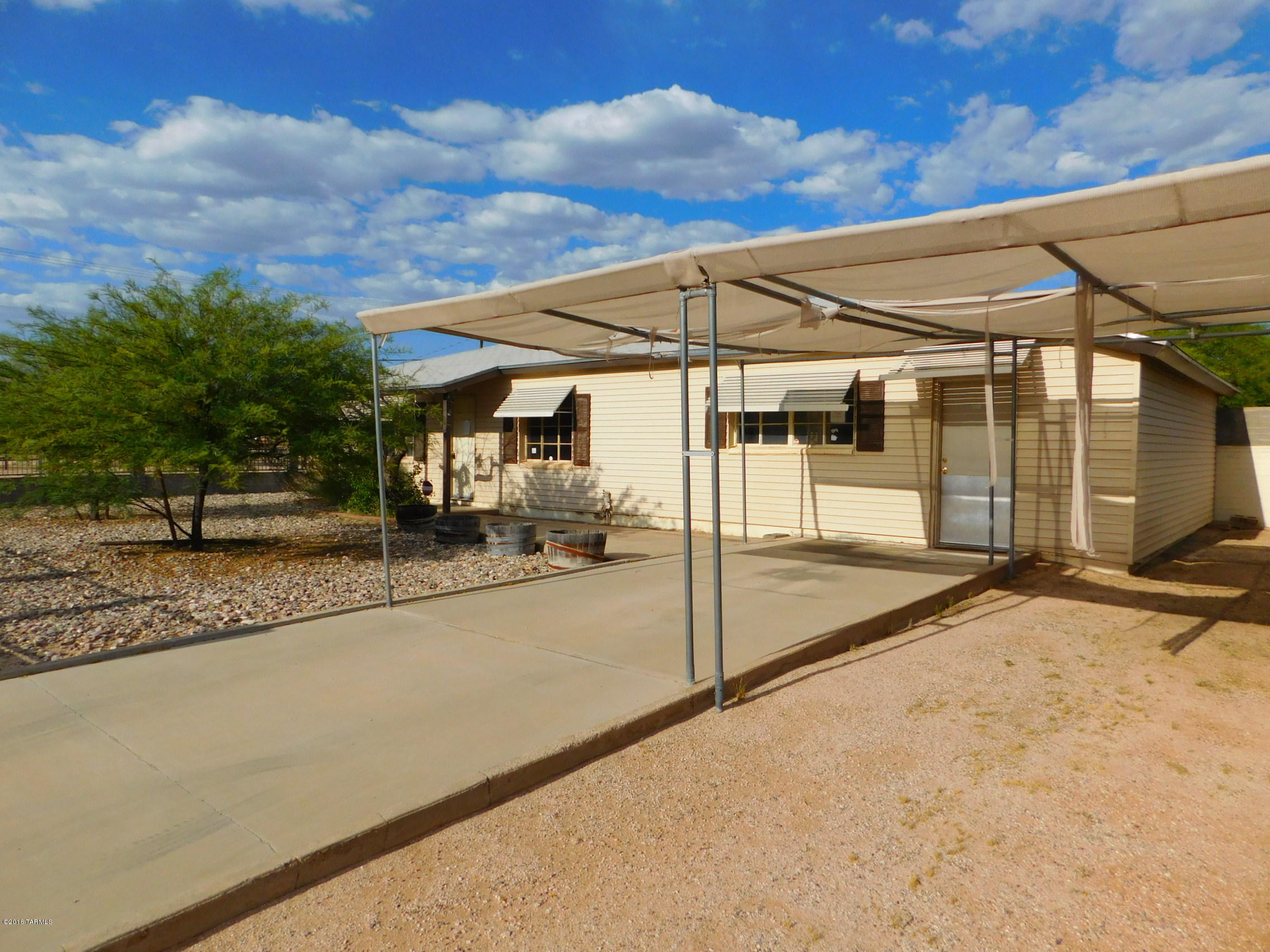 3BD/1BA ranch in Del Monte Village. Retro kitchen with plenty of cabinet space. Ceiling fans. Enclosed backyard with covered patio and shade trees offer privacy. Covered parking. Corner lot. Great central location, near Williams Centre, Park Place Mall, schools and transportation. Come and take a look today!