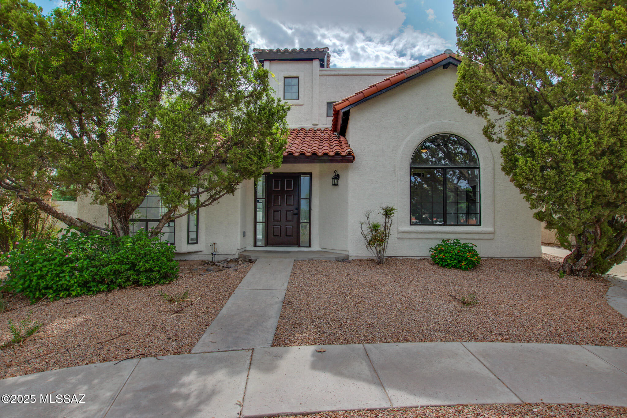 Located in the heart of Sam Hughes, this beautifully updated 3-bed, 2-bath home features fresh two-tone interior/exterior paint, new kitchen cabinets with quartz counters, new SS appliances, and matte black fixtures throughout. New carpet and pad in bedrooms, updated baths with new vanities and fixtures. Dual pane windows, New HVAC gas package, and gas water heater. Private yard with a freshly replastered spa, fenced for privacy. Inside laundry with dryer hookup. Community features mature trees, rear-entry garages, and HOA-maintained front yard area.