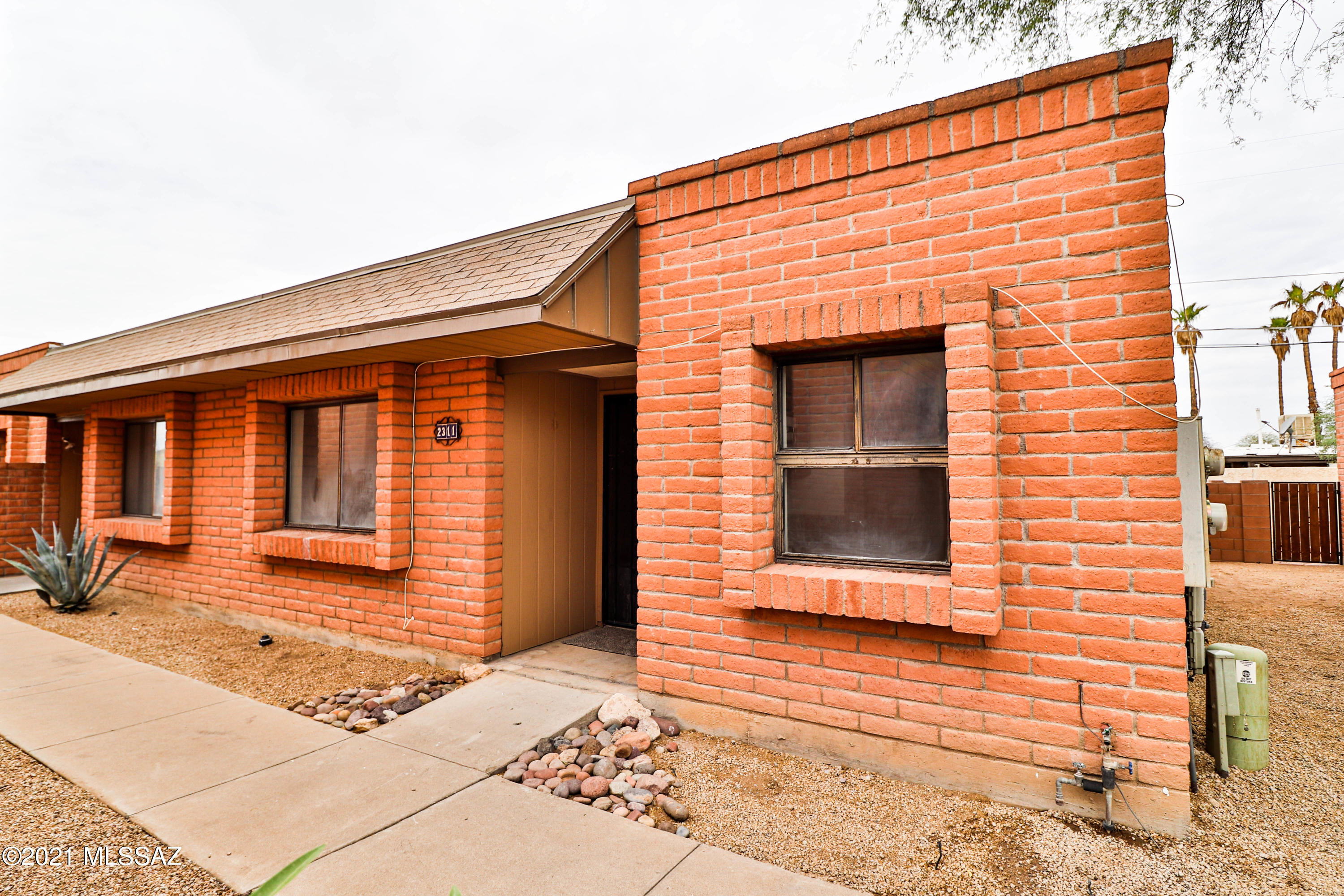 Don't miss out on this Beauty!!!! This property features 2bd/2ba an open floorplan concept with an open kitchen, breakfast bar, granite counters, grey cabinets and SS appliances. Property also features two reserved parking places, corner unit, rear yard plus so much more. MUST SEE!!!