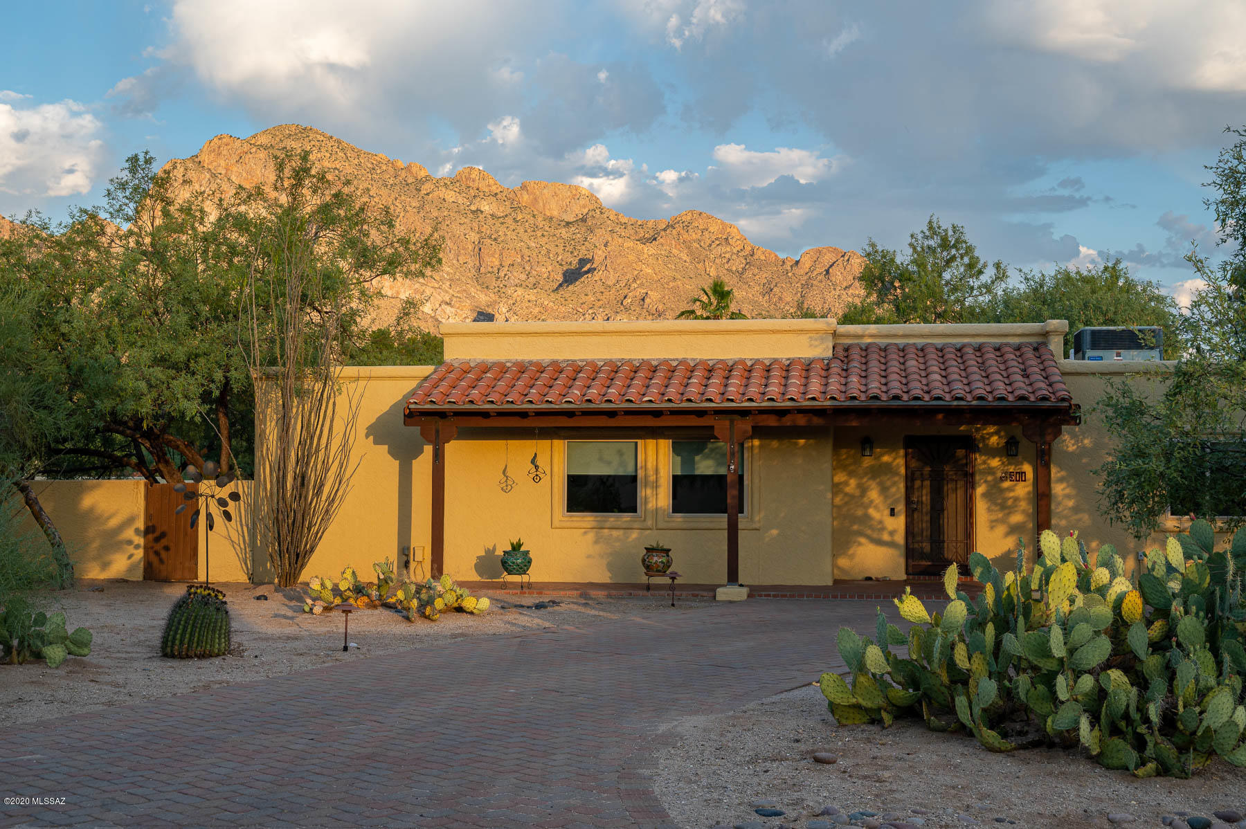 Over half acre corner lot on a quiet tucked back street in sought after Oro Valley Country Club  ranch style home with backyard to mountain views. Great room has higher ceilings, beehive fireplace & built-in shelves 3 bedroom/office plus guest house with total of 3 bathrooms 
Kitchen has picture window, stainless appliances, large pantry & Silestone countertops recently up-dated. Roof is new silicone membrane with 99 year warranty. Systems newer or well maintained. 
Separate guest house includes kitchenette & bathroom
Golfers, cyclists, gardeners...a dream setting