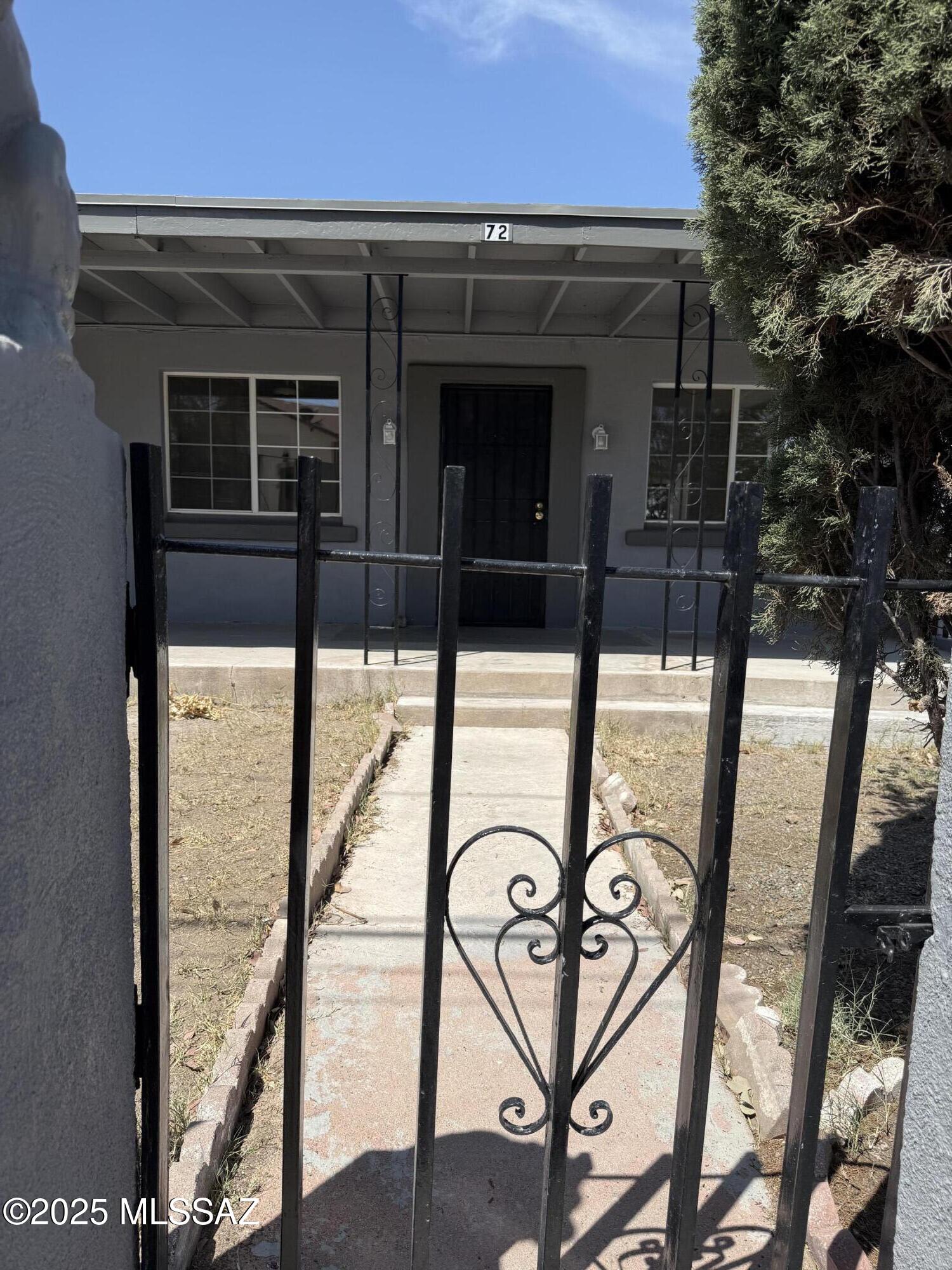 House is two level 1st floor with 3 bedroom 2 bath  with an extra room that down stairs that can be an extra room or office. it also has a two bedroom apartment that its currently rented month to month .

Close to border  Must See price right