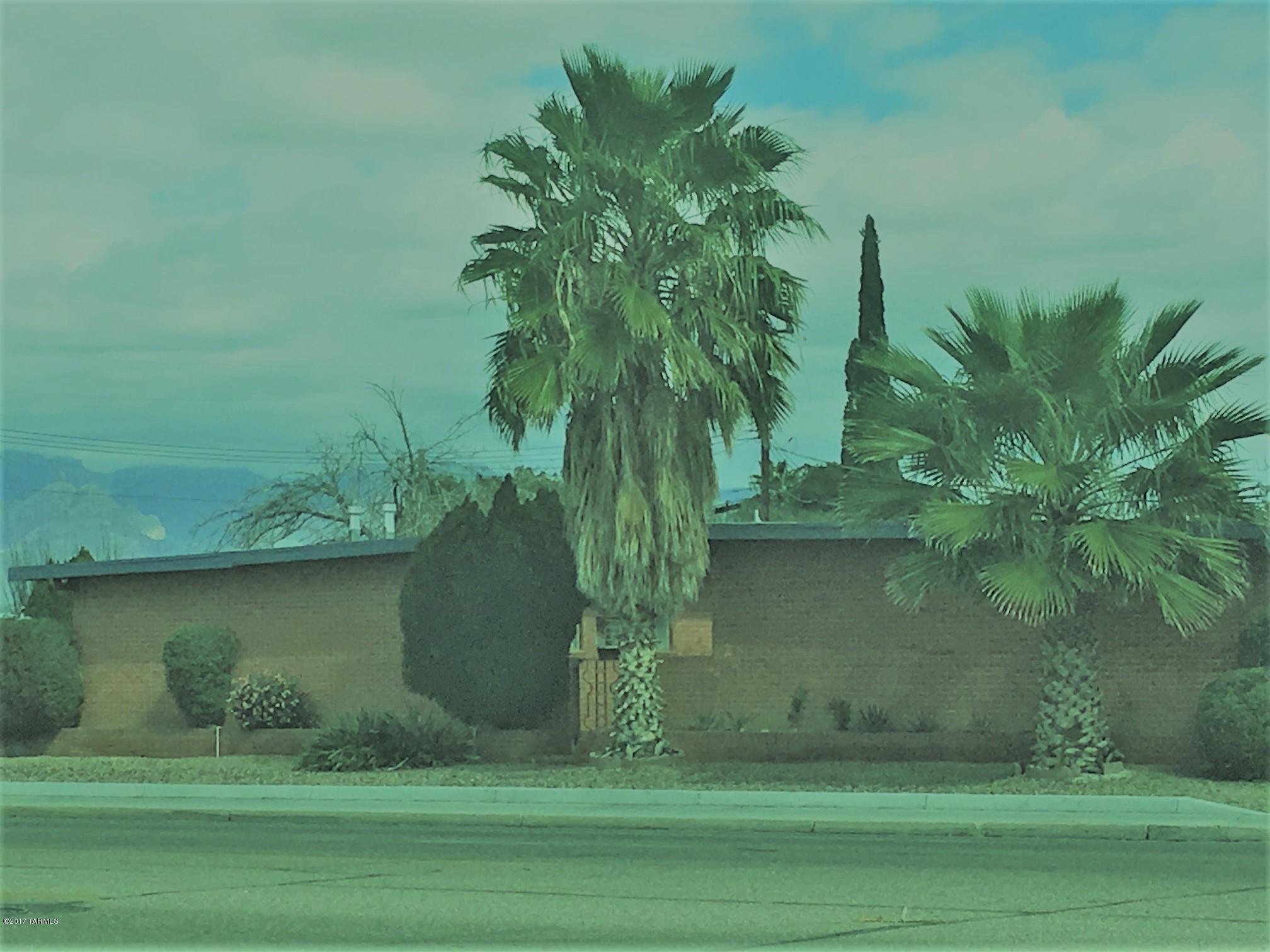 Red brick complex with multiple buildings with a nice patio/pool area.  Fully occupied complex consisting of 22 1br units and 1 2br.  Easy to rent and great central location. The units are on two  separate parcels. Units is 100% occupied with more room to move up rents.