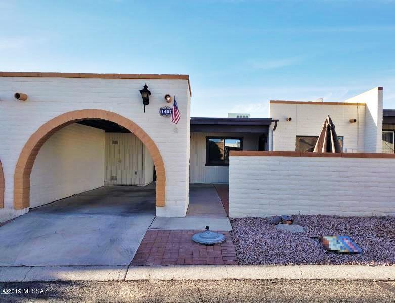 Adorable 2BD/2BA well- maintained town home sold fully furnished in desired Desert Hills 3 West.  No popcorn ceilings, update appliances  and freshly painted.  Paved front courtyard with low care landscaping ready to be moved in for a winter retreat or year- round home.