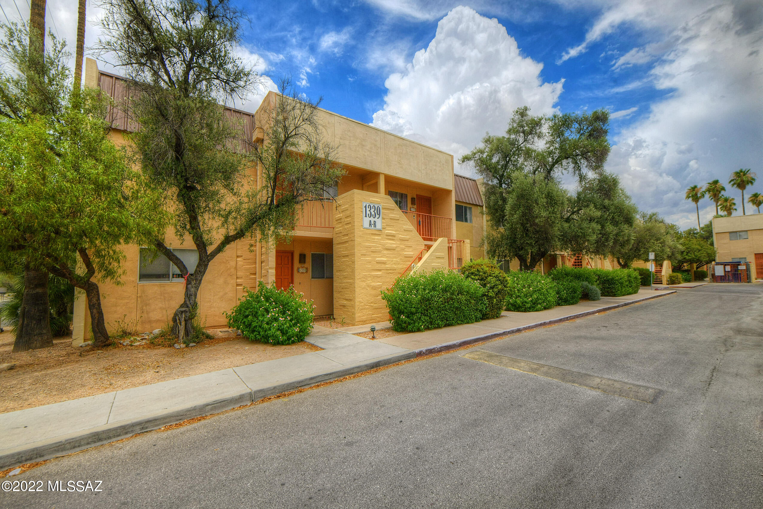 2 bedroom upstairs unit centrally located close to The University of Arizona,  Banner University Medical Center, restaurants, shopping, bike path and so much more.  Enjoy your day by the wonderful community pool and spa. Great spacious floor plan ready for a new owner.