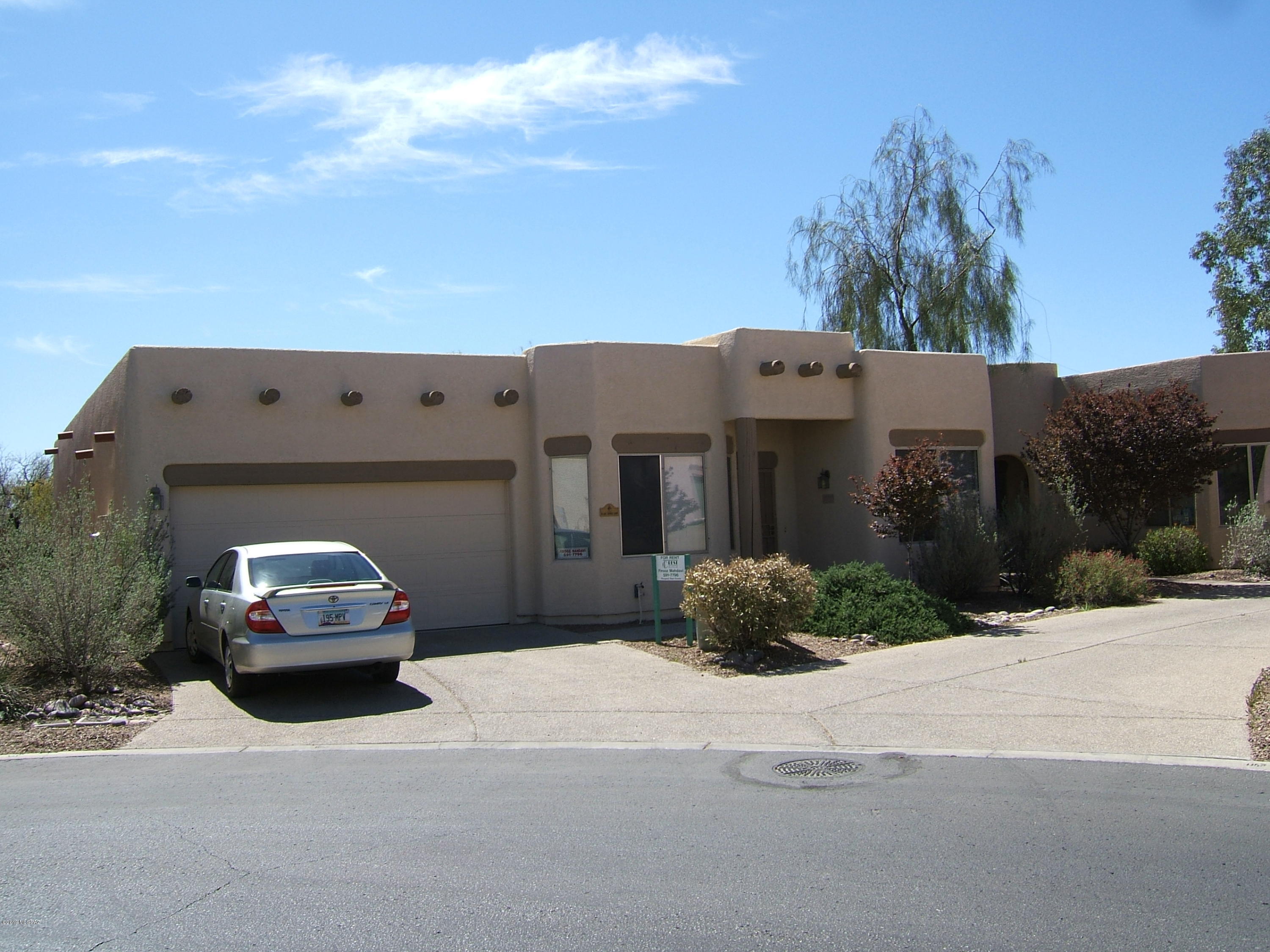 Perfect central 3 bedrooms 2 full bathrooms family home located in a very well kept neighborhood with community pool.
Living areas flooring polished concrete and 
bedrooms with carpet flooring. Very bright
home convenient to shopping centers, restaurants, U of A and medical centers.
Ready to move in.