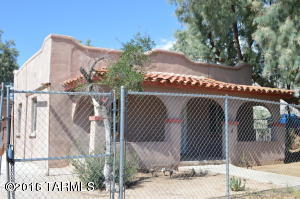 Great income potential, front units are a 2 bedroom 1 bth, and two single units. Large lot with plenty of parking. All units have new windows. two are vacant go show